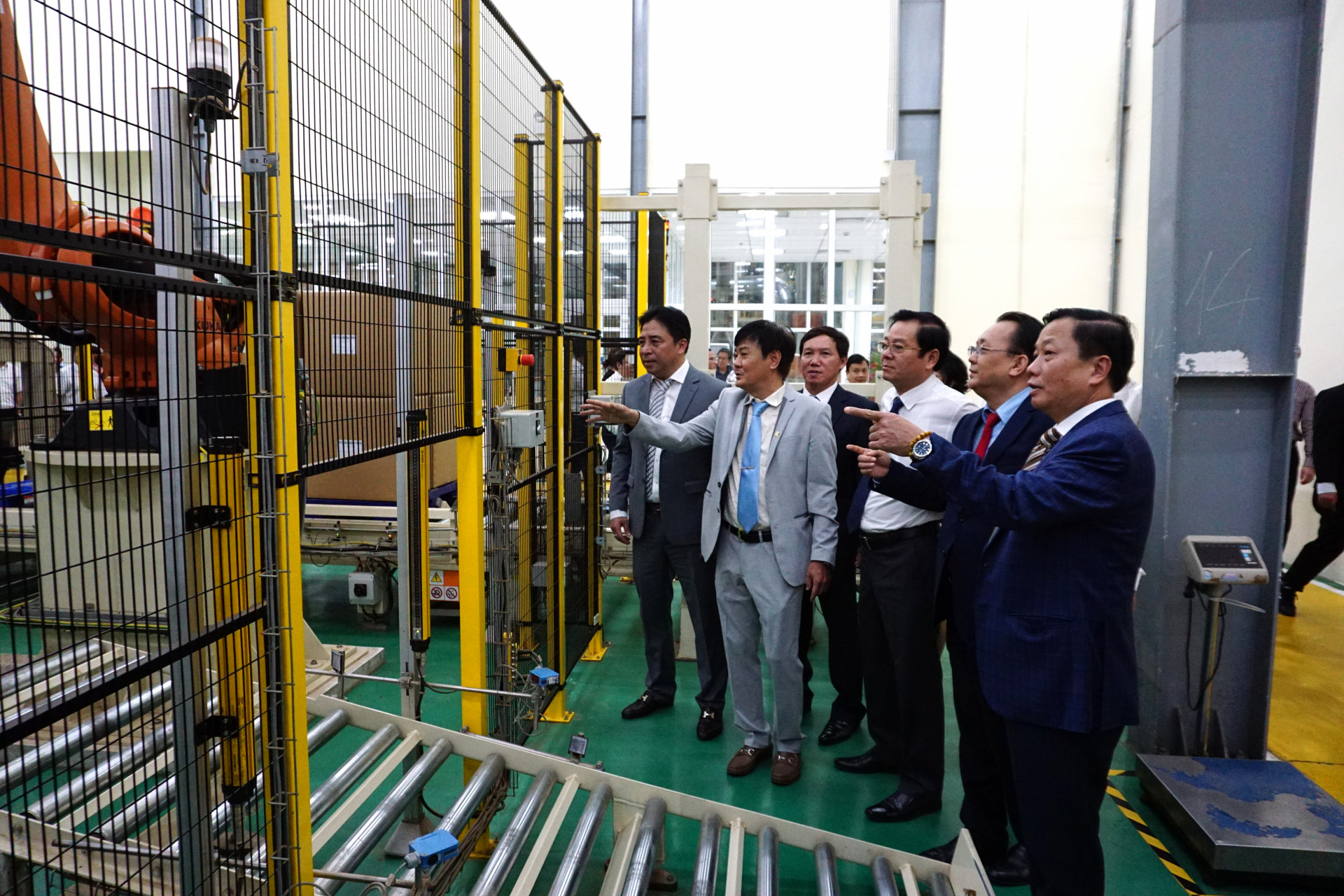 Các vị lãnh đạo tỉnh nghe lãnh đạo Khatoco giới thiệu về dây chuyền sản xuất hiện đại tại Nhà máy