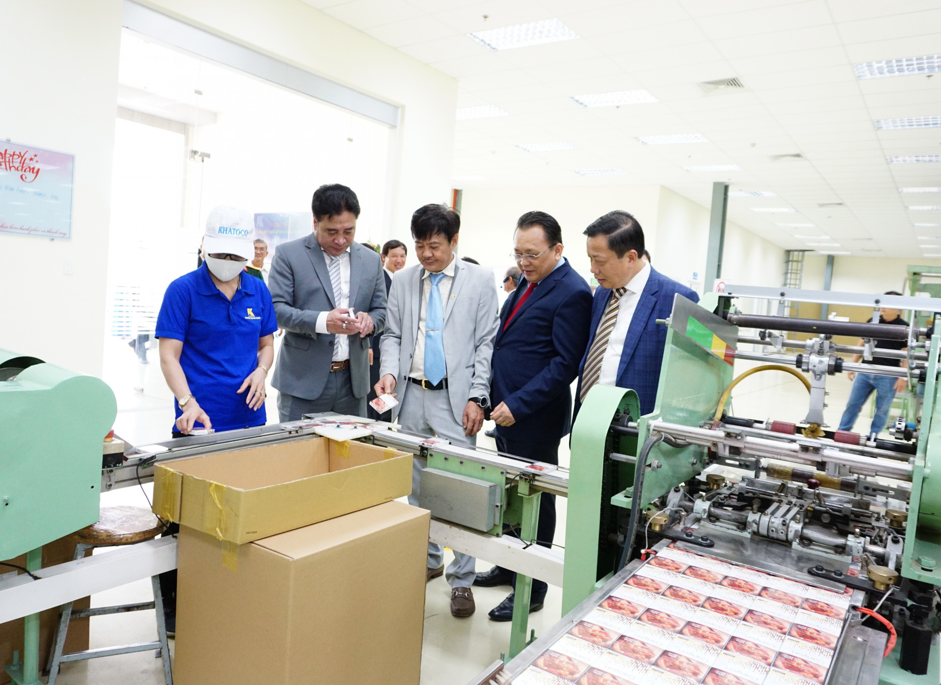 Lãnh đạo tỉnh tham quan sản phẩm được sản xuất tại Nhà máy thuốc lá Khatoco Khánh Hòa