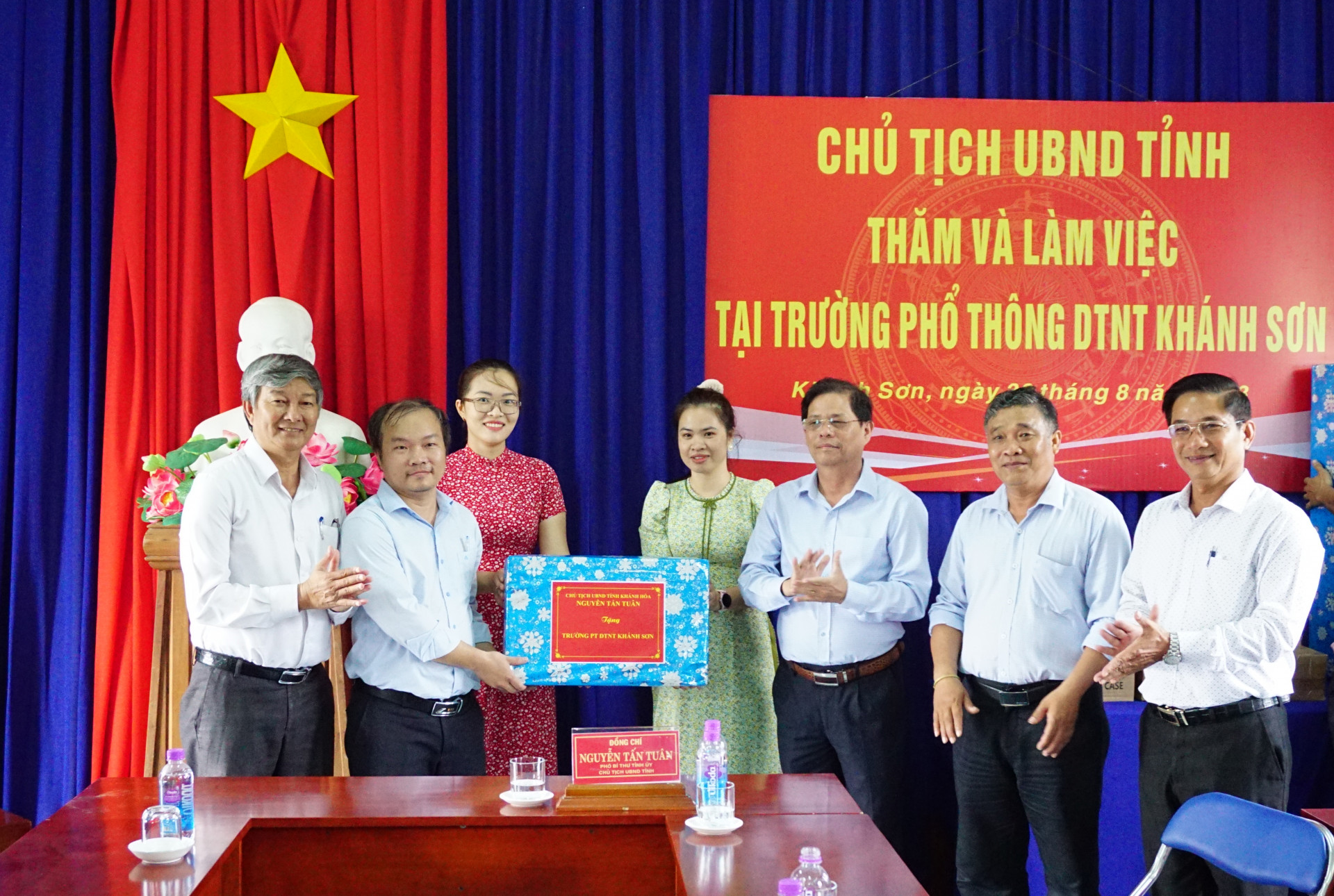 Ông Nguyễn Tấn Tuân tặng quà cho Trường Phổ thông Dân tộc nội trú huyện Khánh Sơn