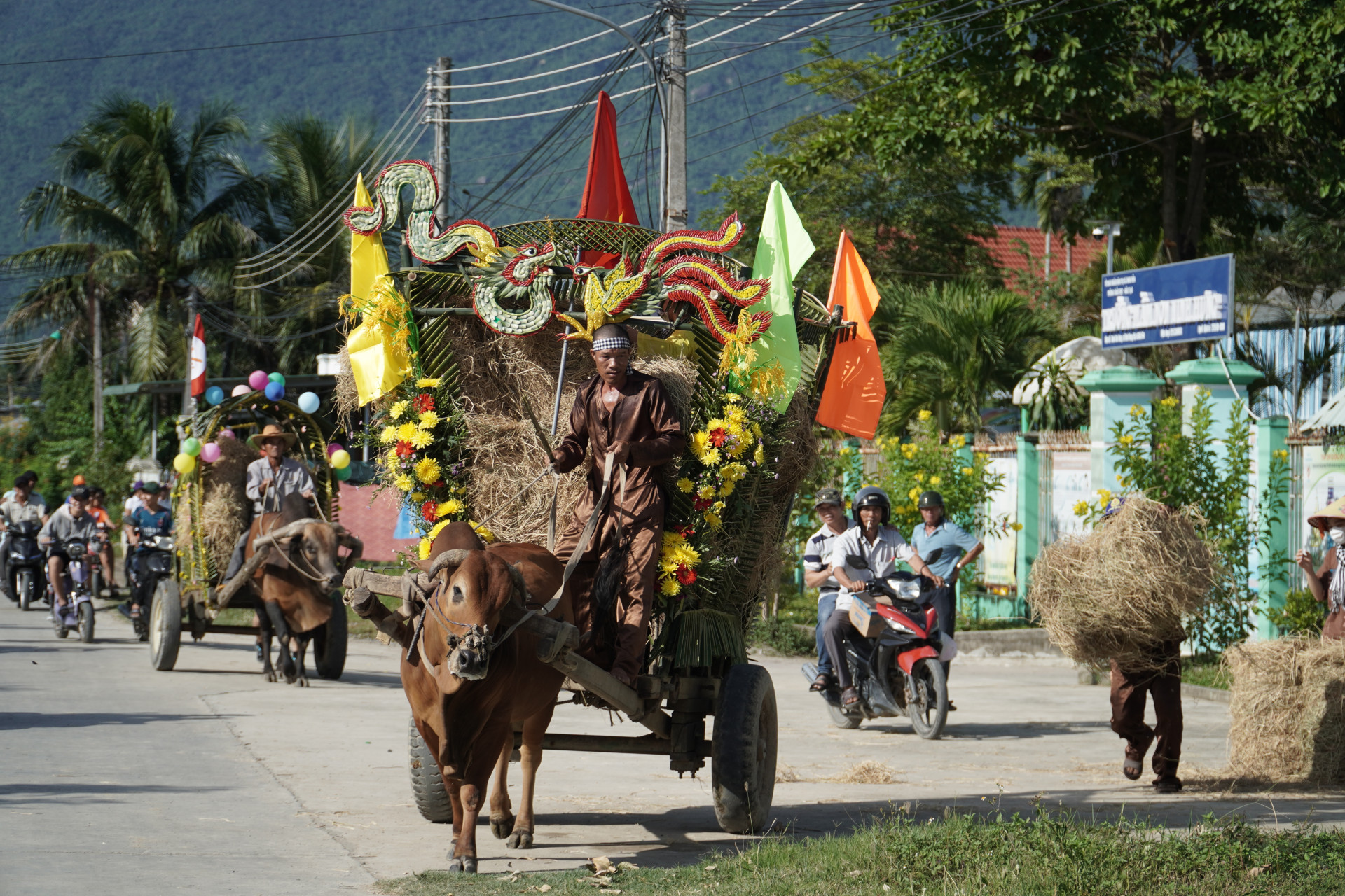 Bốc cuộn rơm lên xe.