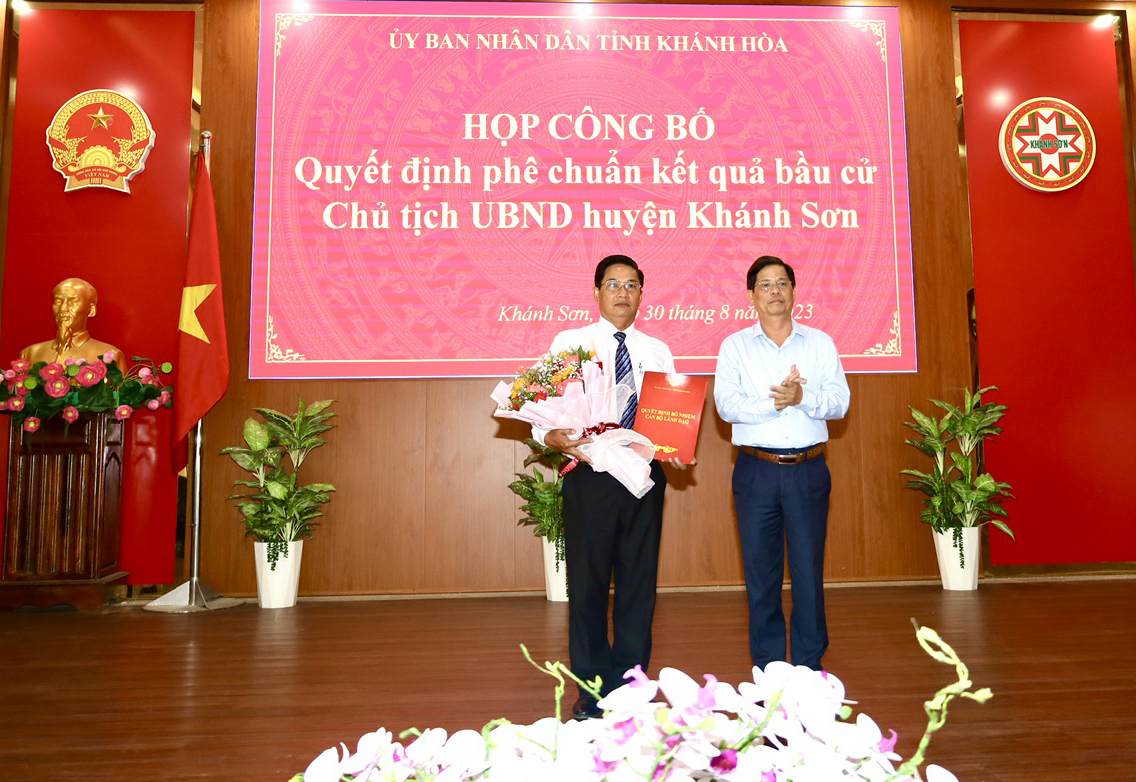 Đồng chí Nguyễn Tấn Tuân trao quyết định cho ông Đinh Văn Dũng.