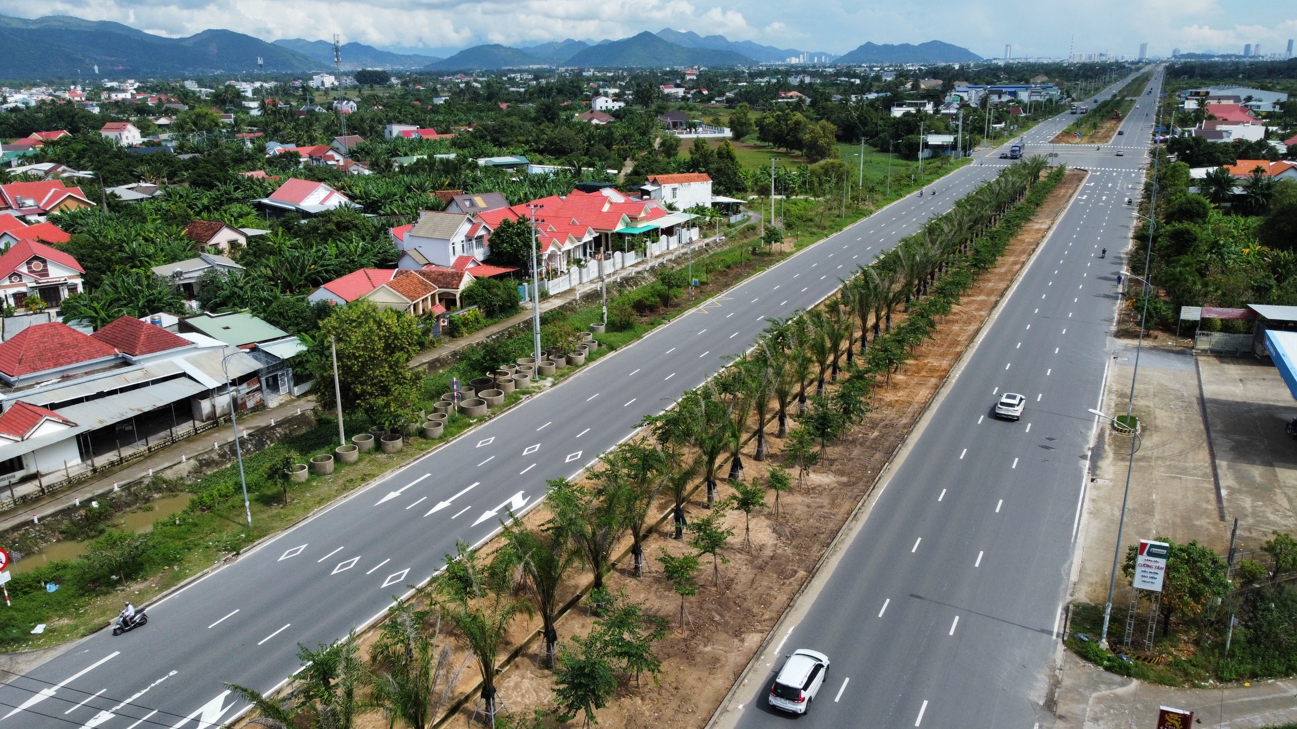 Dự án trồng cây xanh dải phân cách đường Võ Nguyên Giáp: Khẩn trương hoàn thành nghiệm thu trước 30-8