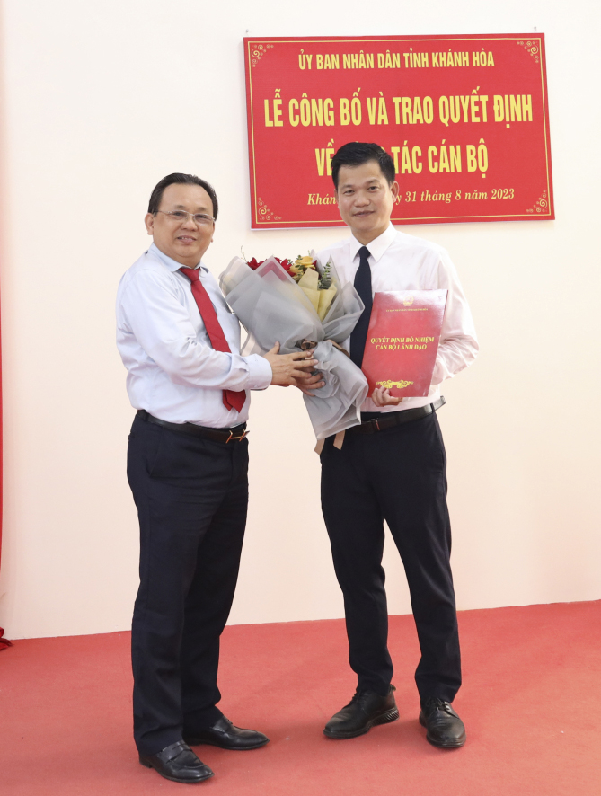 Ông Lê Hữu Hoàng trao quyết định cho ông Nguyễn Thanh Hiến.