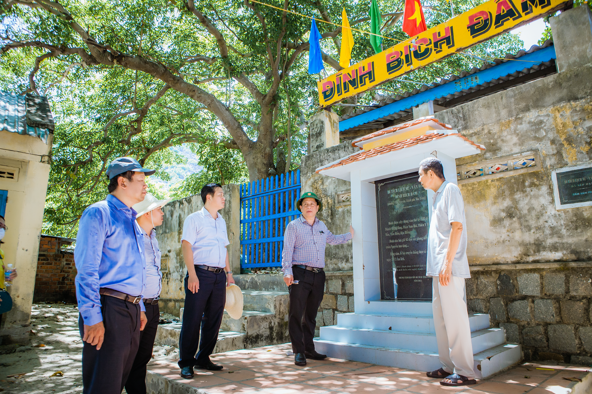 Ông Hồ Văn Mừng và các thành viên trong đoàn khảo sát thực tế tại đình Bích Đầm.