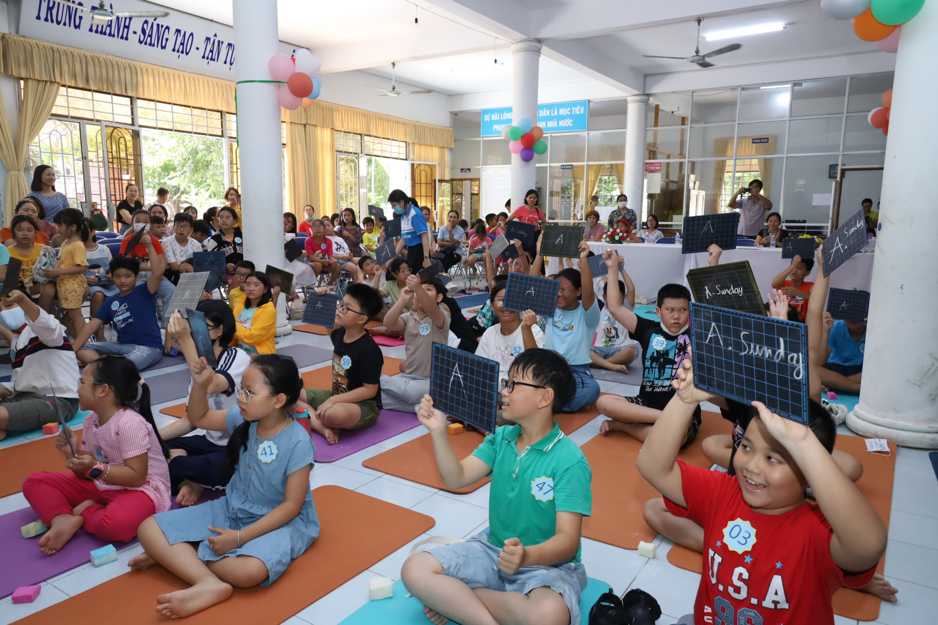 Các em học sinh tham gia trò chơi rung chuông vàng tại Thư viện tỉnh.  