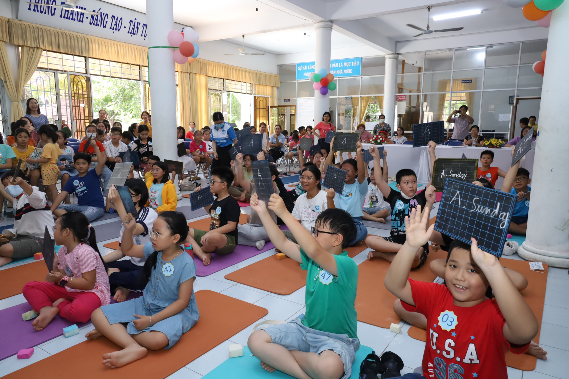 Học sinh tham gia trò chơi rung chuông vàng trong chương trình “Mùa hè sôi động qua từng trang sách” tại Thư viện tỉnh. 