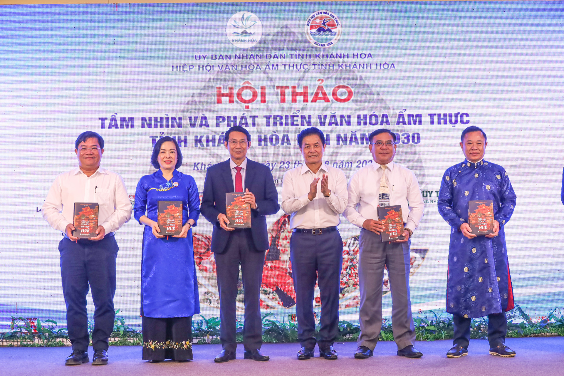 Lãnh đạo Hiệp hội Văn hóa ẩm thực Việt Nam tặng sách về ẩm thực cho lãnh đạo tỉnh Khánh Hòa.