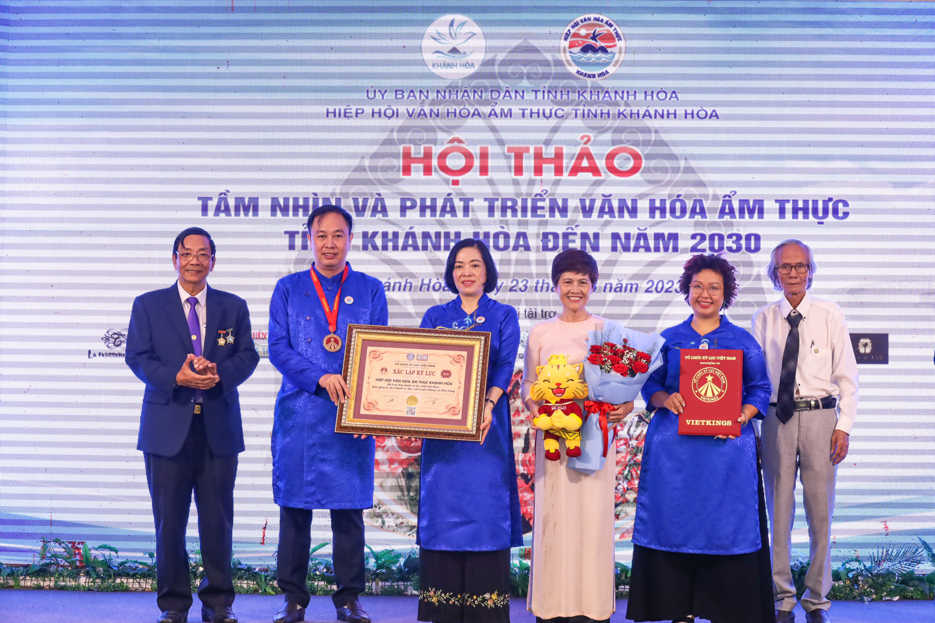 Lãnh đạo Hiệp hội Văn hóa ẩm thực tỉnh Khánh Hòa đón nhận bằng xác lập kỷ lục Việt Nam.