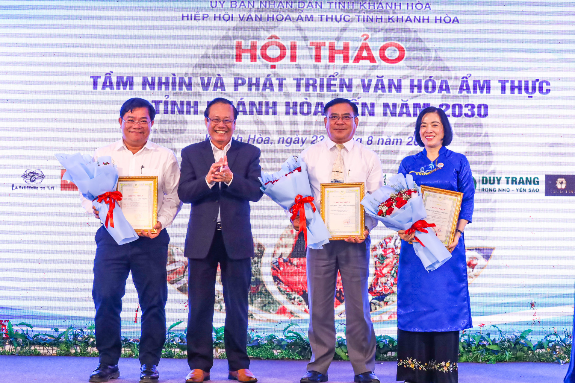 Lãnh đạo Hiệp hội Văn hóa ẩm thực Việt Nam trao giấy chứng nhận 3 món ẩm thực tiêu biểu của địa phương.