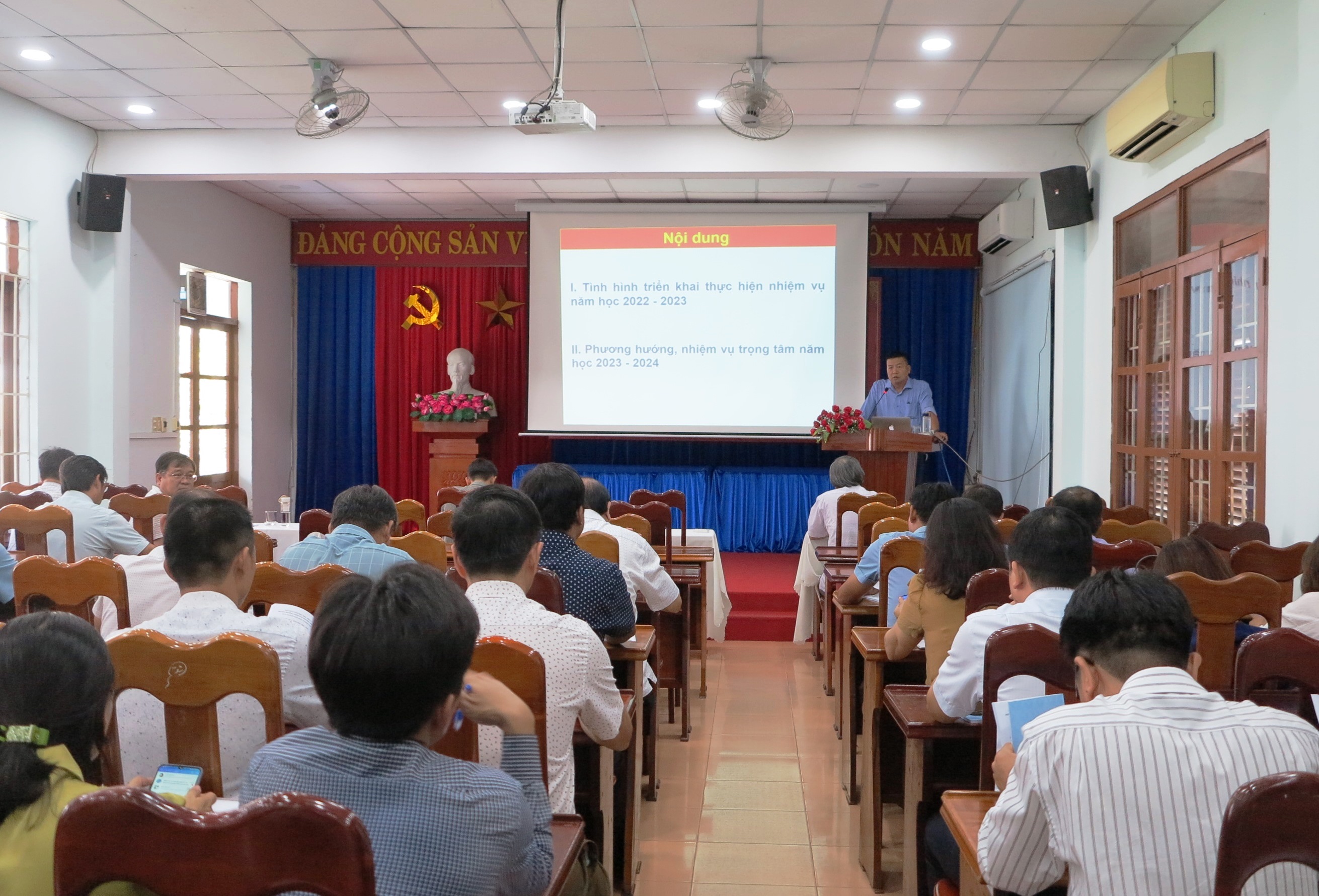 Bồi dưỡng chính trị hè cho cán bộ cốt cán