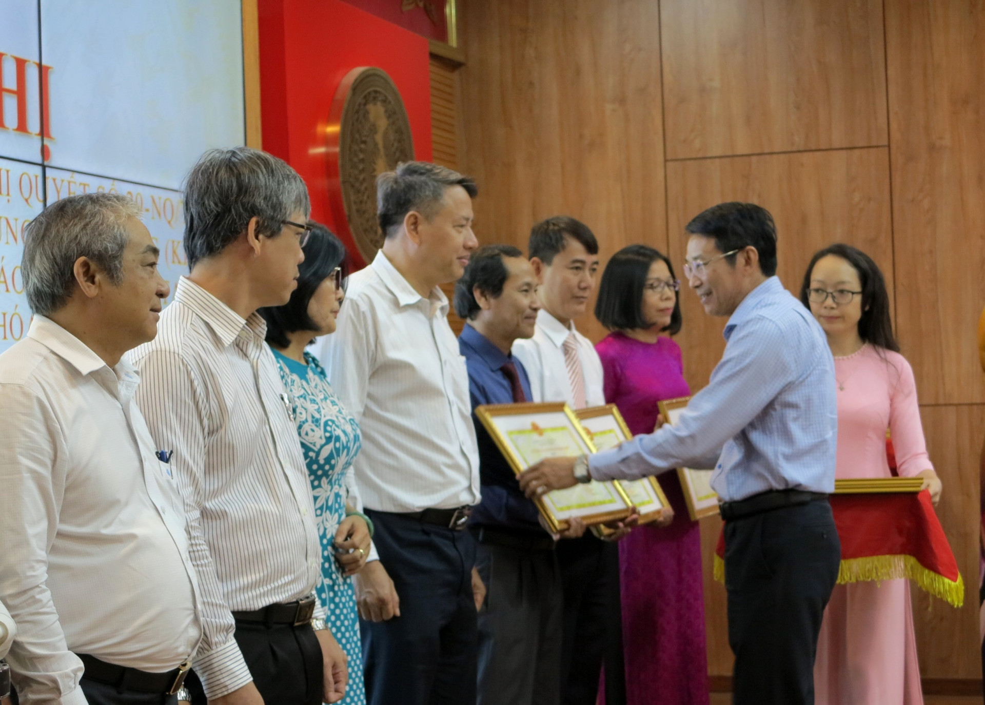 Ông Đinh Văn Thiệu trao bằng khen của UBND tỉnh cho các cá nhân. 