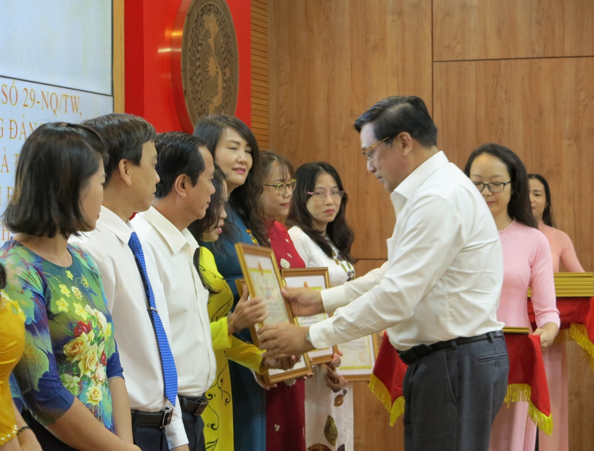 Ông Lê Hữu Thọ trao bằng khen của UBND tỉnh cho các cá nhân. 