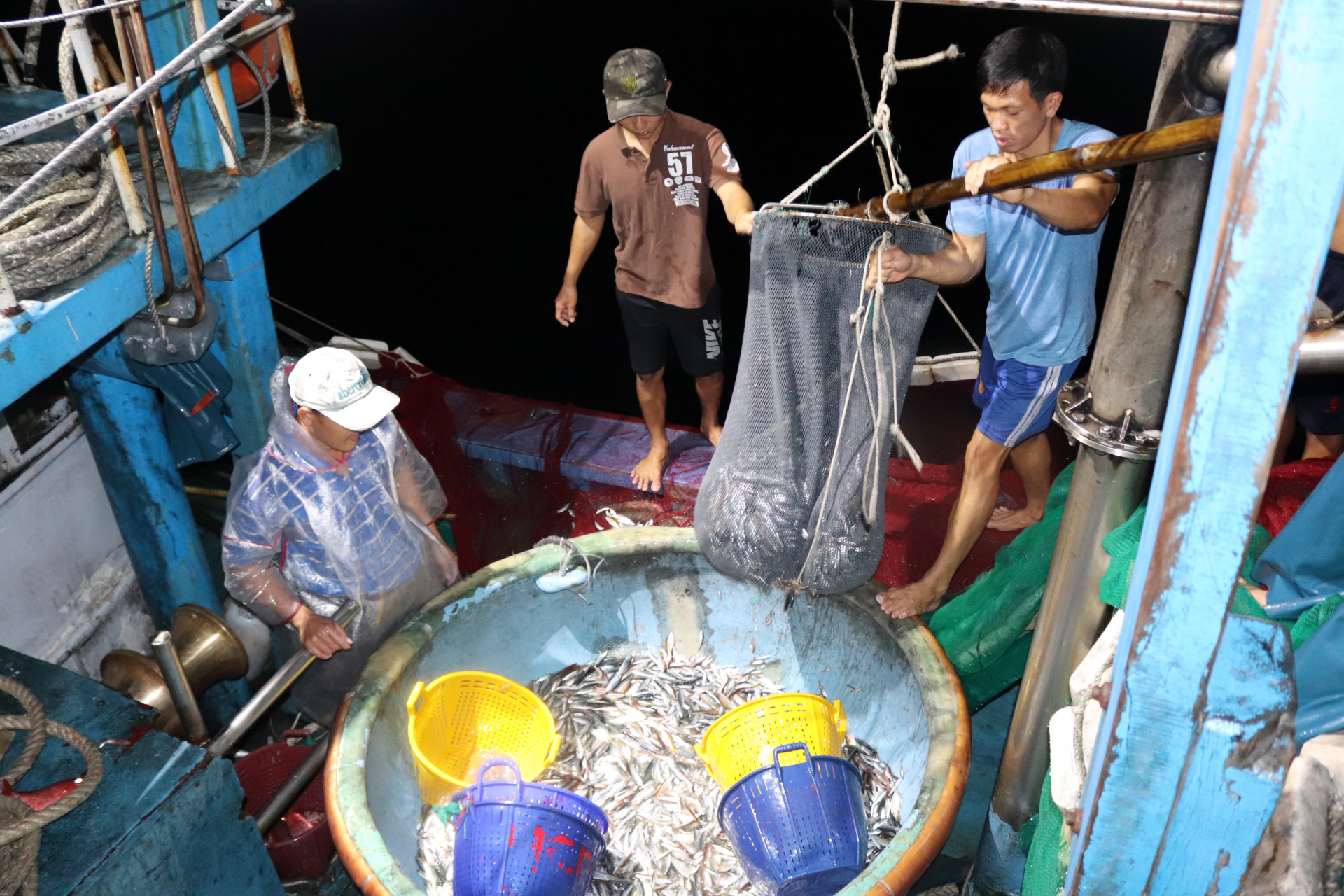 Ngư dân tỉnh Khánh Hòa đánh bắt thủy sản.