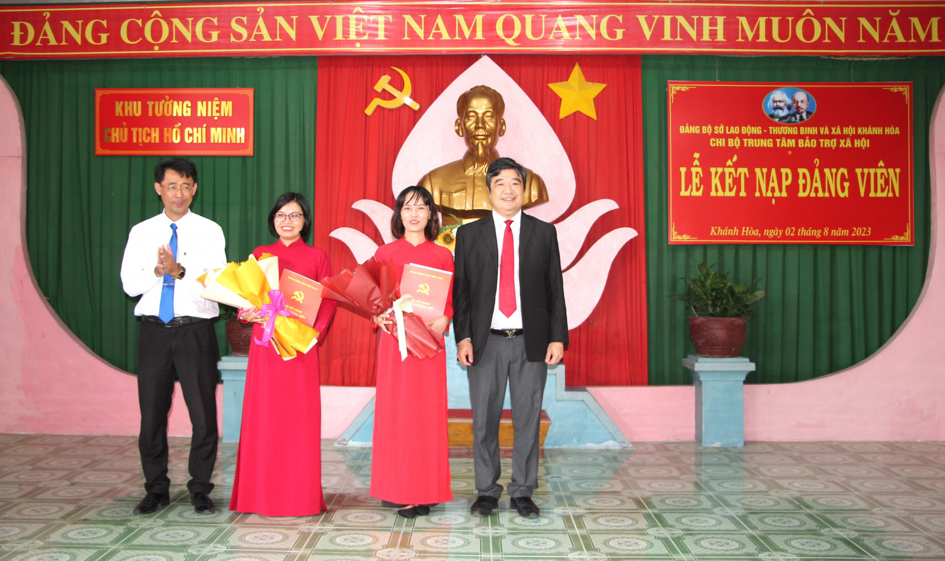 Đại diện Đảng ủy Khối các cơ quan tỉnh và Đảng ủy Sở Lao động - Thương binh và Xã hội trao quyết định kết nạp đảng cho đảng viên thuộc Chi bộ Trung tâm Bảo trợ xã hội tỉnh.
