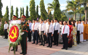 Lãnh đạo tỉnh đặt vòng hoa, dâng hương viếng Nghĩa trang liệt sĩ Hòn Dung