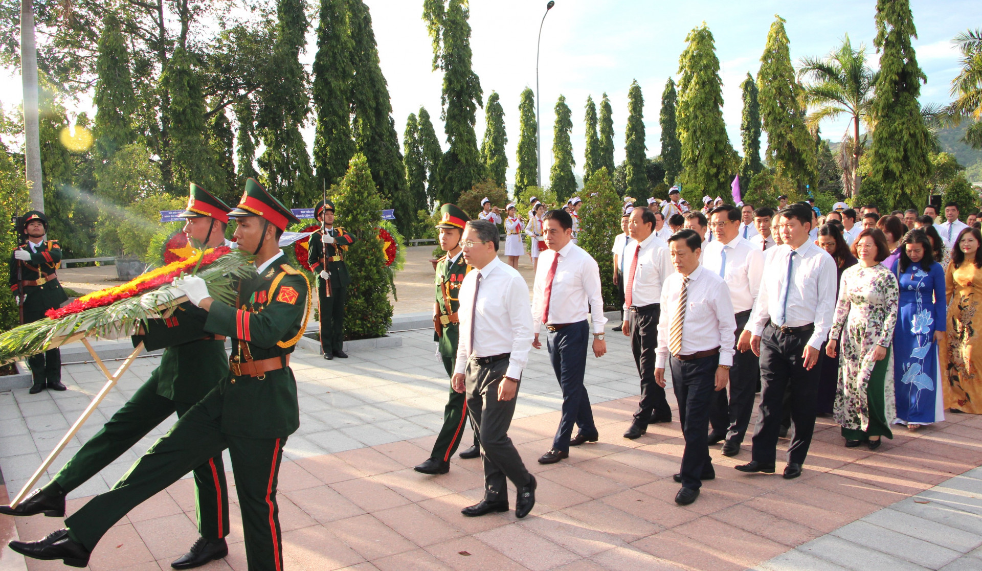 Đoàn đại biểu của Ban Chấp hành Đảng bộ tỉnh do đồng chí Nguyễn Hải Ninh dẫn đầu vào viếng.