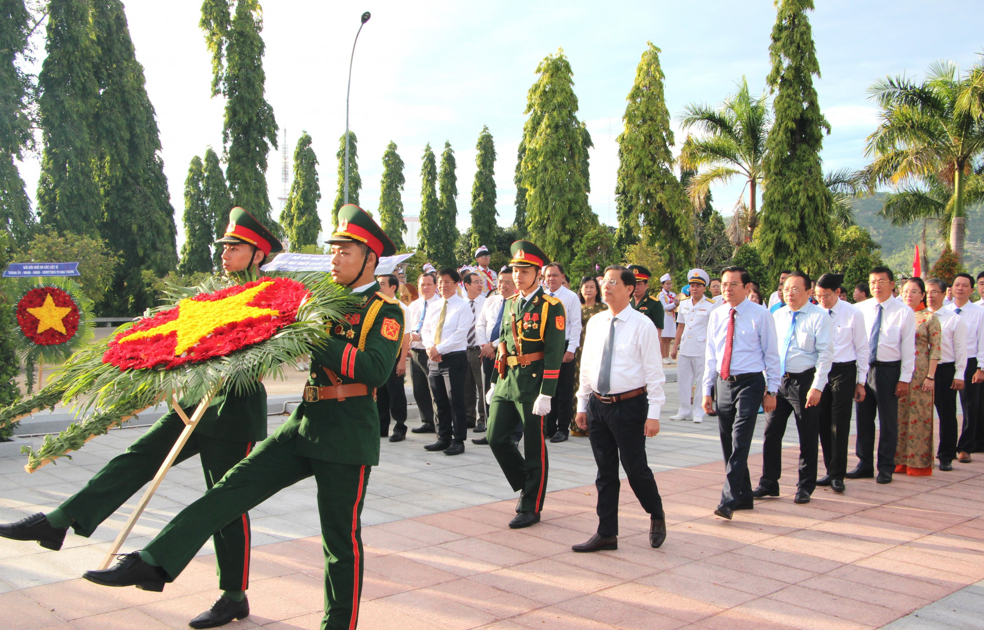 Đoàn đại biểu Quốc hội, HĐND, UBND tỉnh do đồng chí Nguyễn Tấn Tuân dẫn đầu vào viếng.