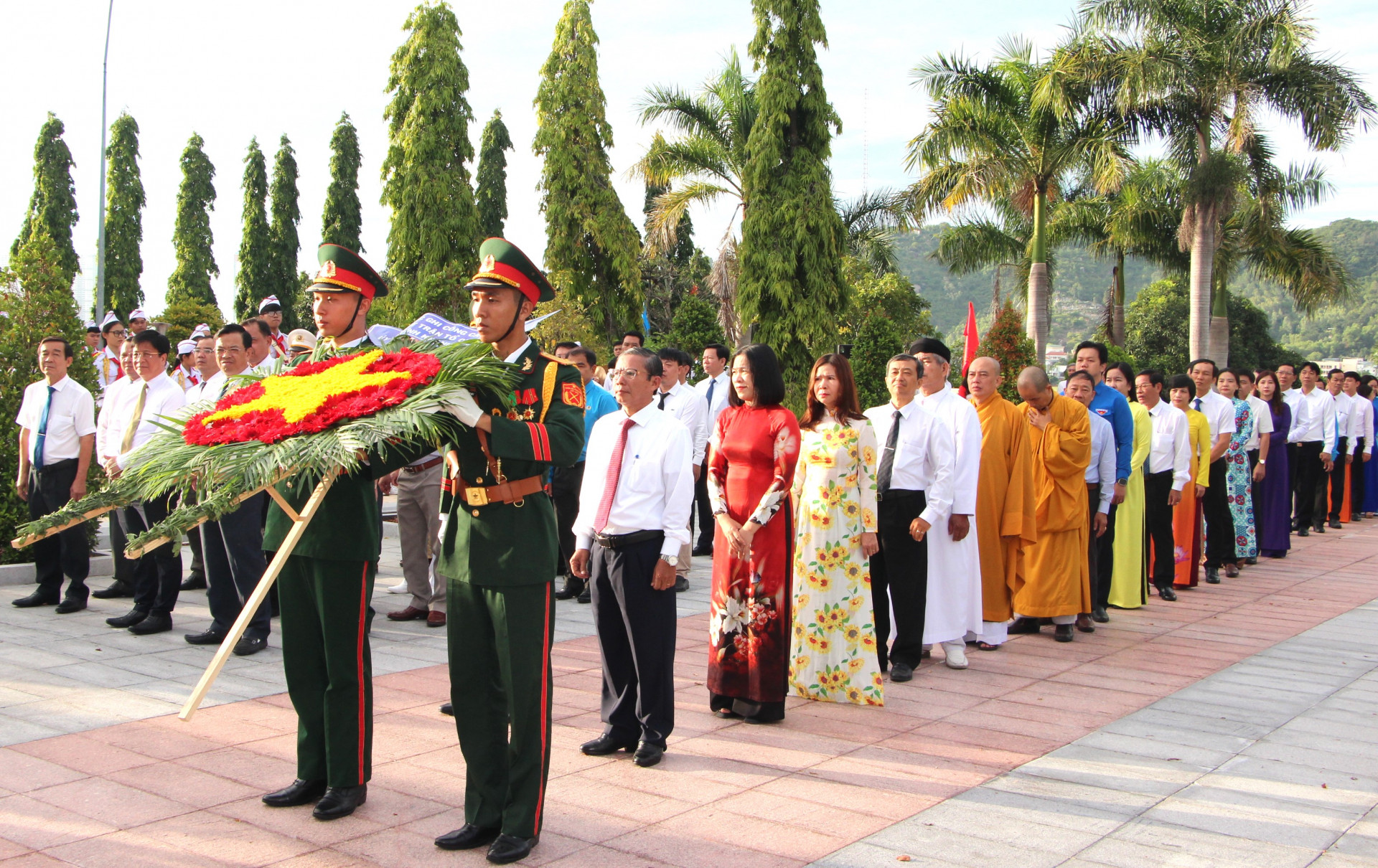 Đoàn đại biểu UBMTTQ Việt Nam tỉnh do đồng chí Trần Ngọc Thanh dẫn đầu vào viếng.