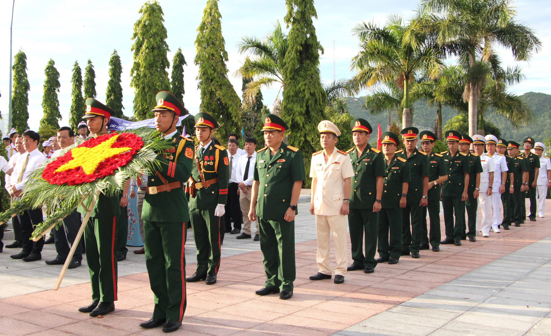 Đoàn đại biểu các lực lượng vũ trang tỉnh vào viếng.