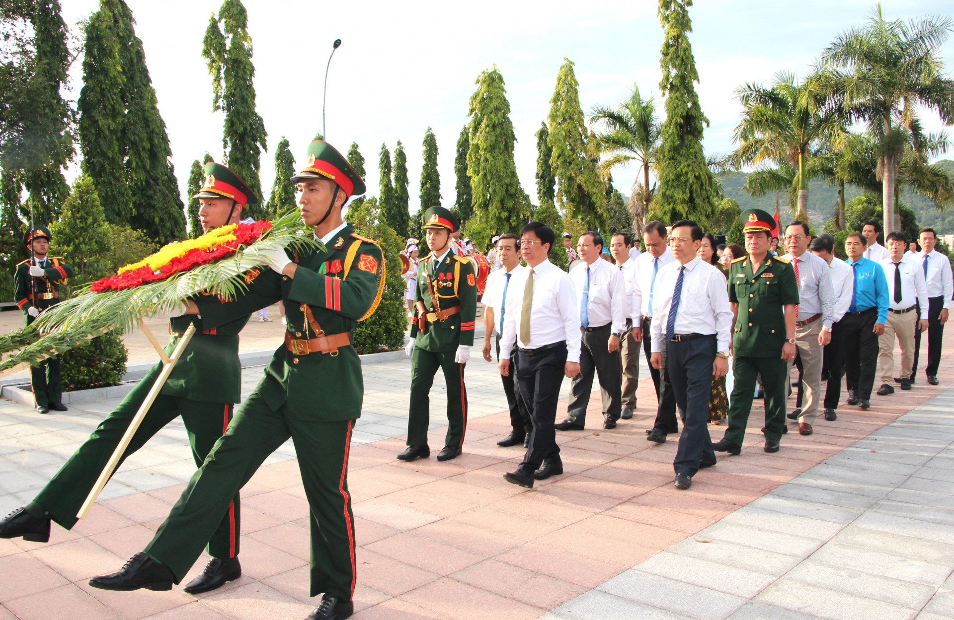 Đoàn đại biểu Thành ủy, HĐND, UBND, UBMTTQ Việt Nam TP. Nha Trang do ông Hồ Văn Mừng - Ủy viên dự khuyết Trung ương Đảng, Bí thư Thành ủy dẫn đầu vào viếng.