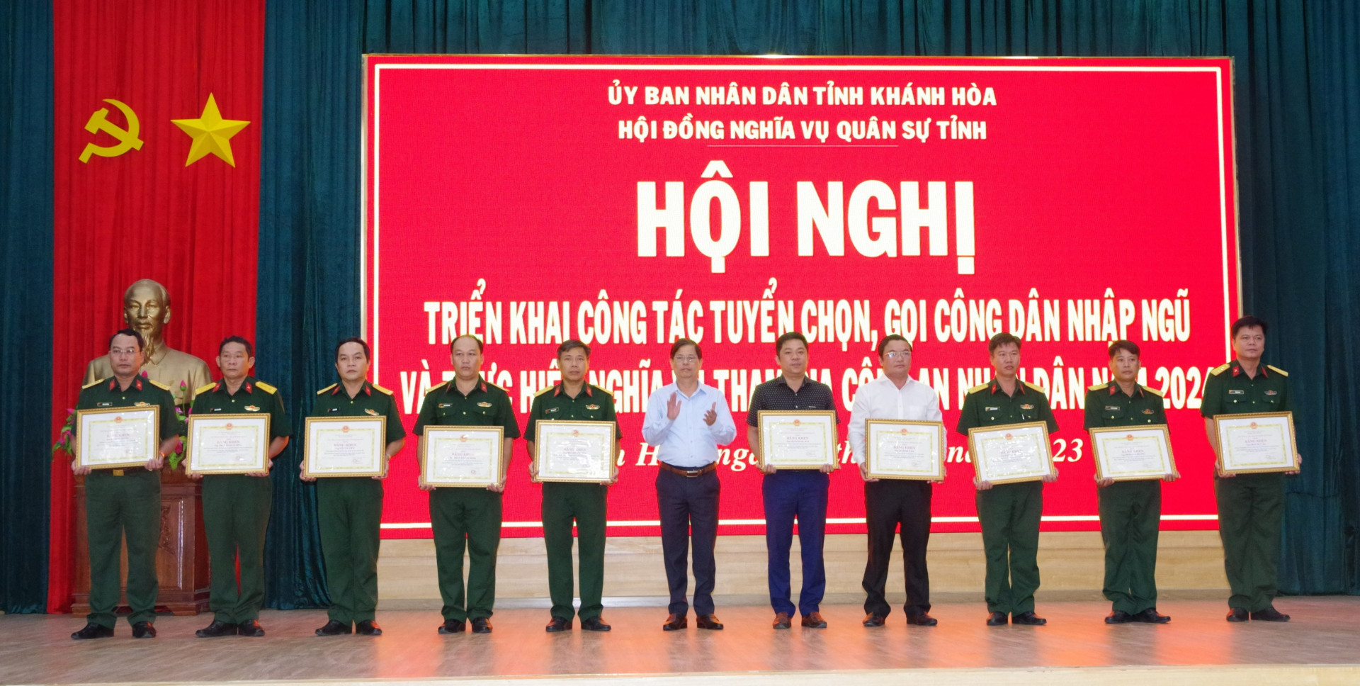 Ông Nguyễn Tấn Tuân trao bằng khen cho các cá nhân.