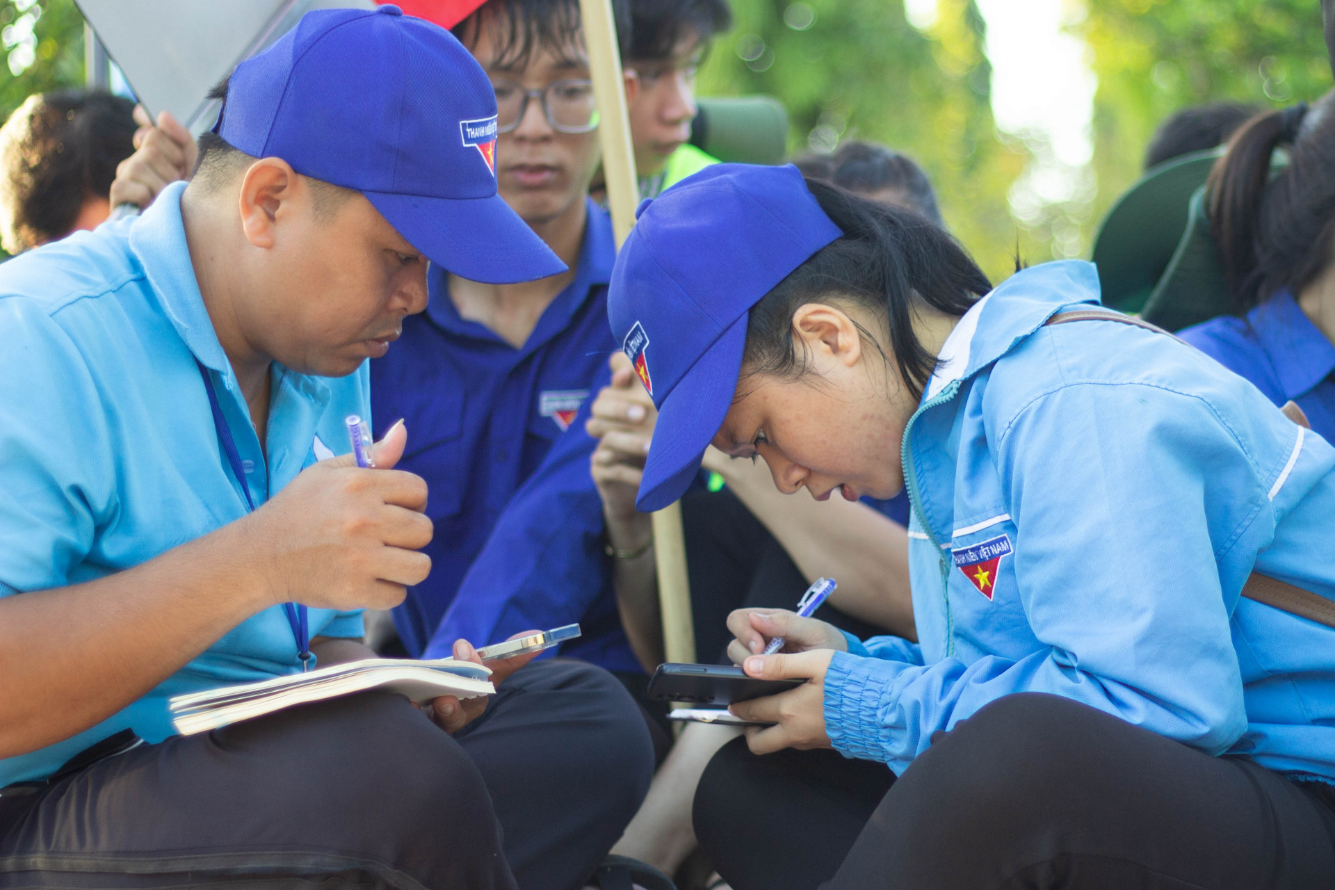 Các tiểu trại thi giải mật thư.