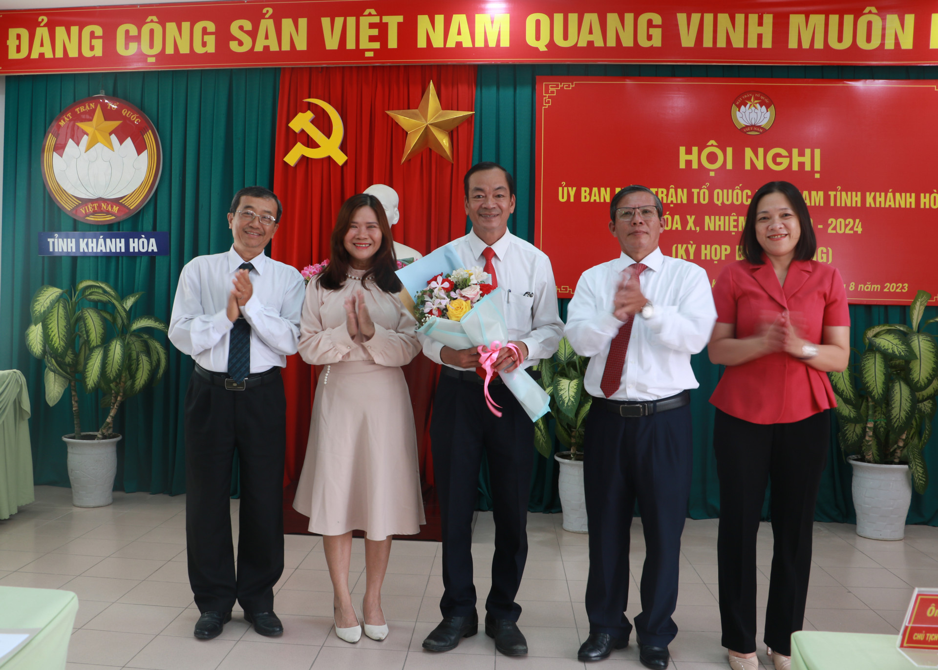 Lãnh đạo UBMTTQ Việt Nam tỉnh tặng hoa chúc mừng ông Nguyễn Văn Thiện