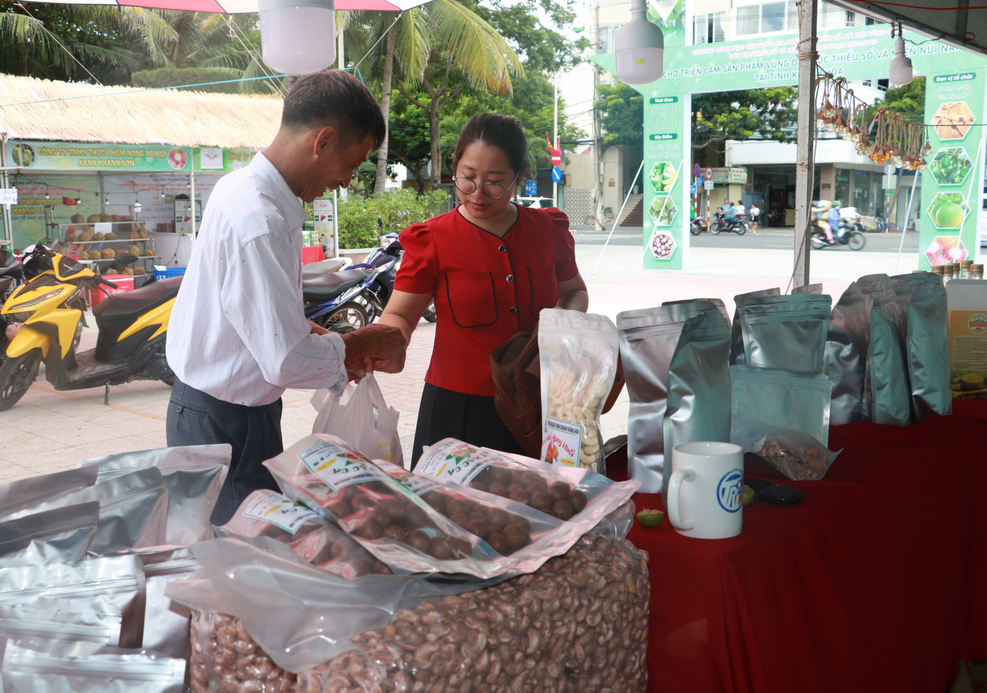 Du khách mua sản phẩm tại gian hàng của tỉnh Đắk Lắk.