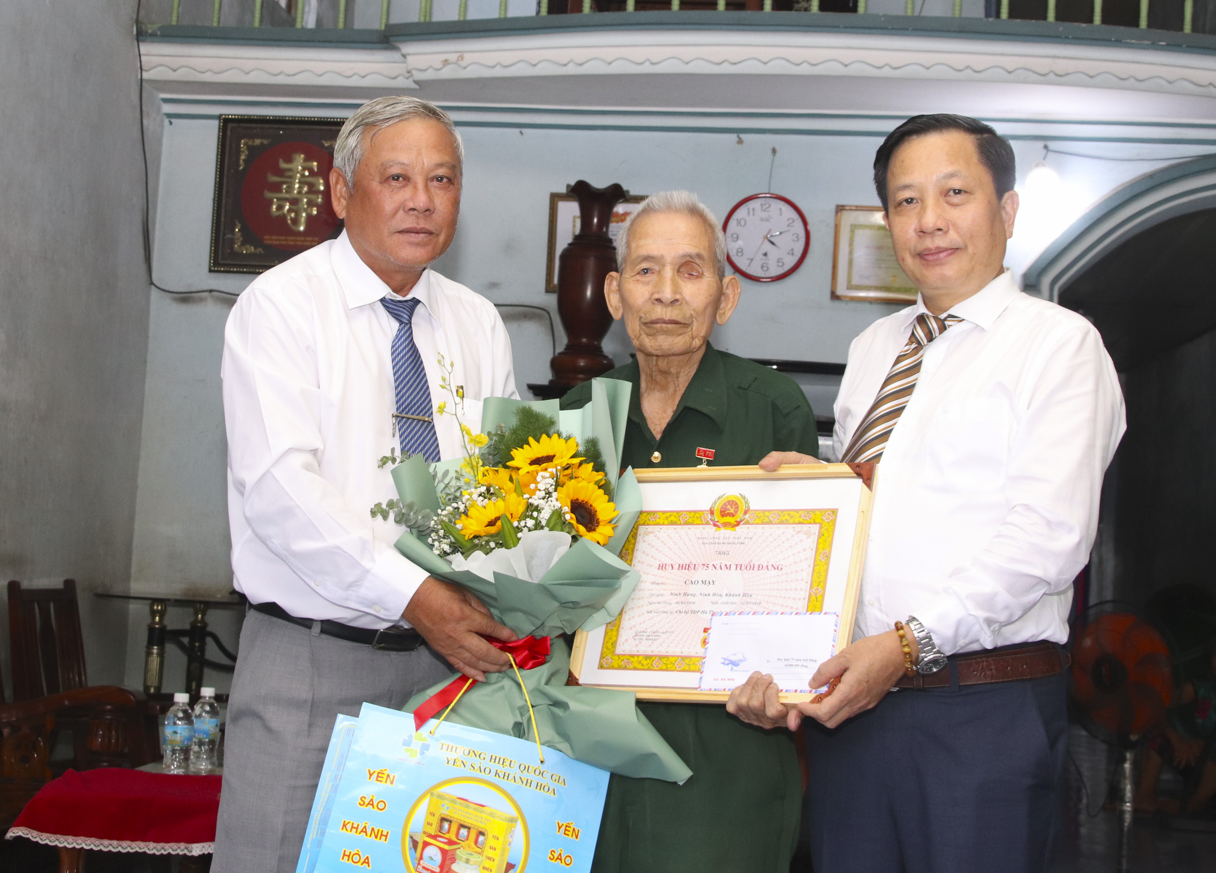 Ông Hà Quốc Trị trao Huy hiệu 75 năm tuổi Đảng cho đảng viên tiêu biểu thị xã Ninh Hòa