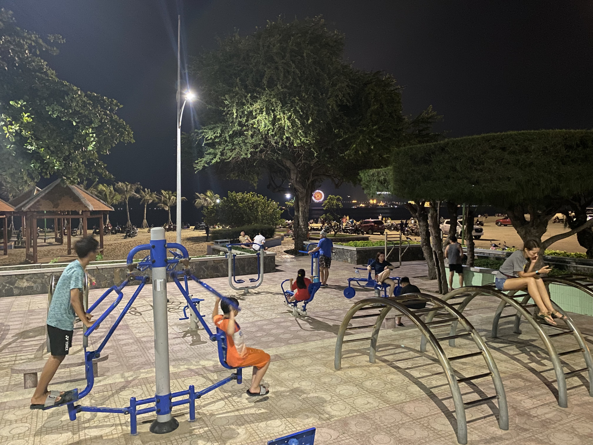 Một khu vực được lắp đặt thiết bị tập thể dục cho người dân tại công viên bờ biển Nha Trang.