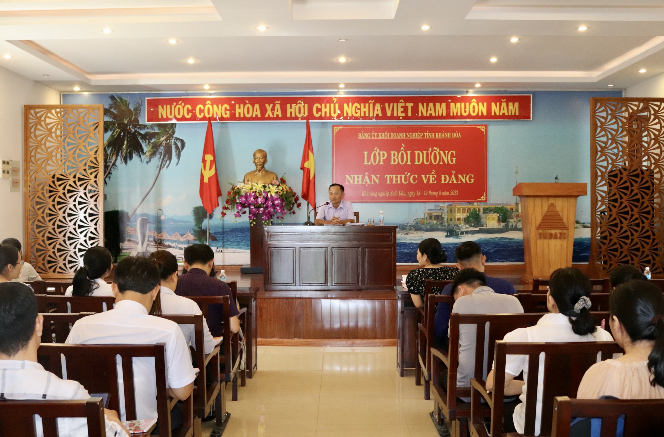 Ban Thường vụ Đảng ủy Khối doanh nghiệp tỉnh Khánh Hòa: : Tổ chức lớp bồi dưỡng lý luận cho đối tượng kết nạp Đảng 