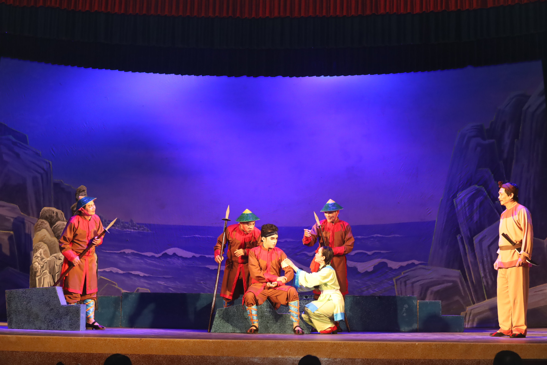 Một cảnh trong vở dân ca kịch bài chòi Hòn vọng phu do các nghệ sĩ Nhà hát Nghệ thuật truyền thống tỉnh biểu diễn.
