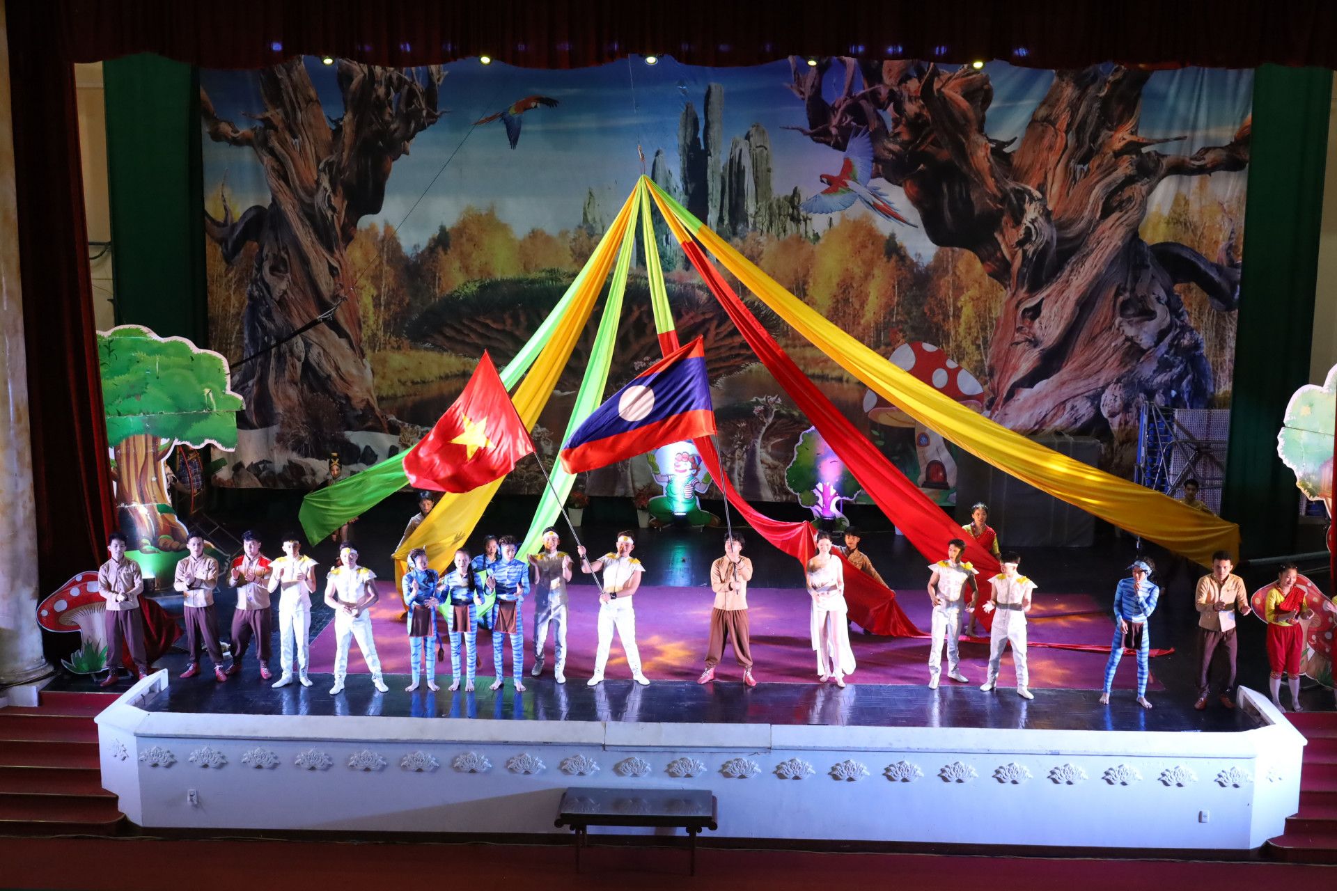 Chương trình biểu diễn xiếc Việt Nam - Lào góp phần tô thắm tình hữu nghị giữa hai quốc gia.