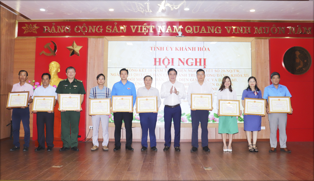 Ông Nguyễn Khắc Toàn trao bằng khen của UBND tỉnh cho các tập thể.
