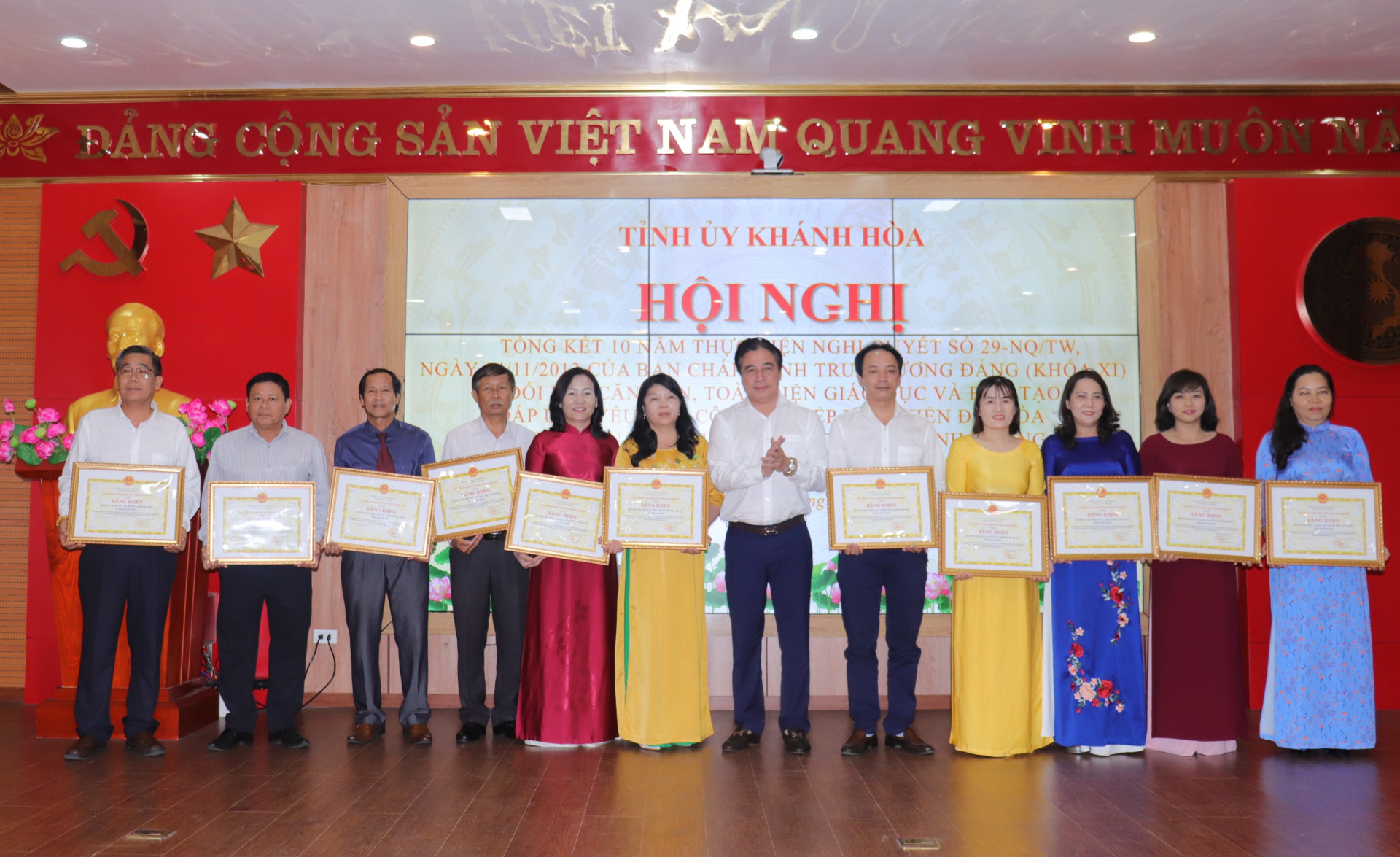 Đồng chí Nguyễn Khắc Toàn trao bằng khen của UBND tỉnh cho các tập thể. 