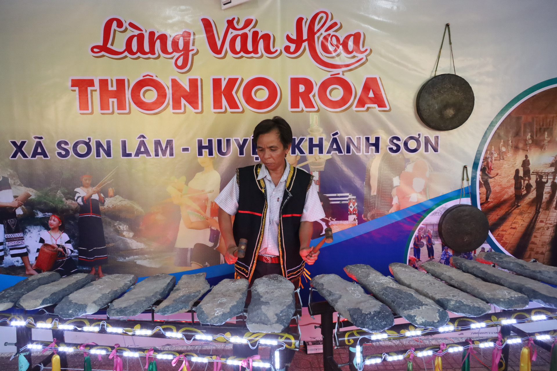 Trình diễn đàn đá tại gian trưng bày của làng văn hoá Ko Roá (xã Sơn Lâm, huyện Khánh Sơn).