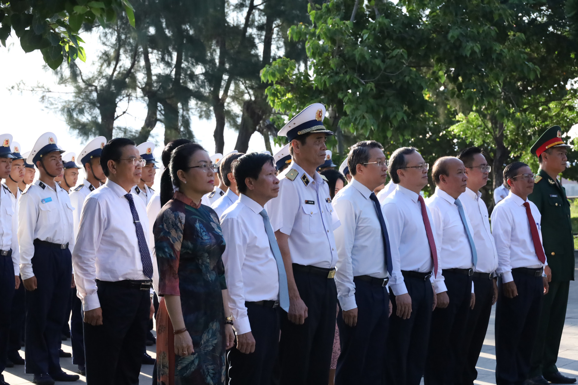 Các đại biểu nghiêm cẩn ôn lại tiểu sử Quốc công Tiết chế Hưng Đạo Đại Vương Trần Quốc Tuấn.