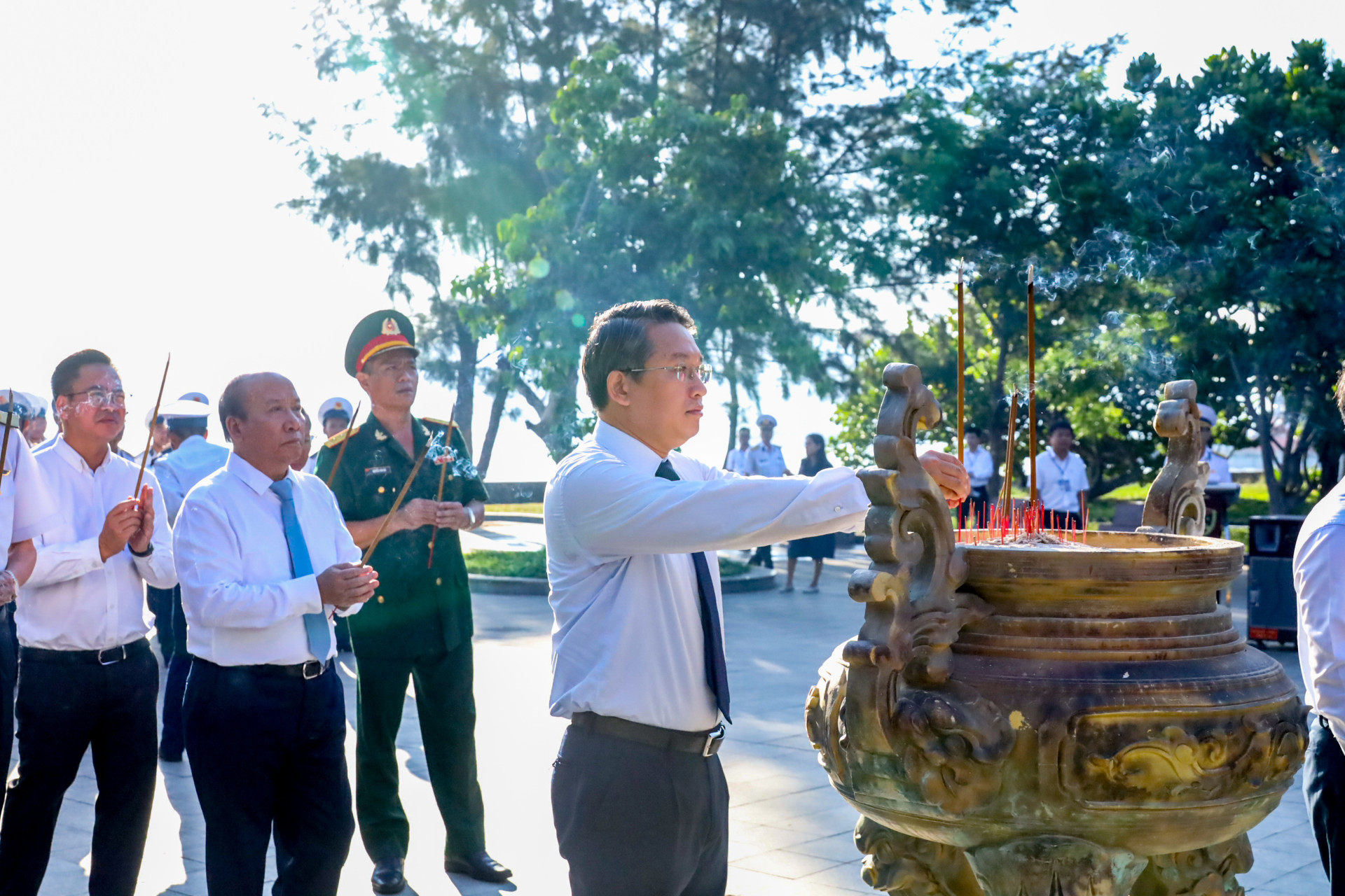 Đồng chí Nguyễn Hải Ninh dâng hương tại Tượng đài Trần Hưng Đạo.