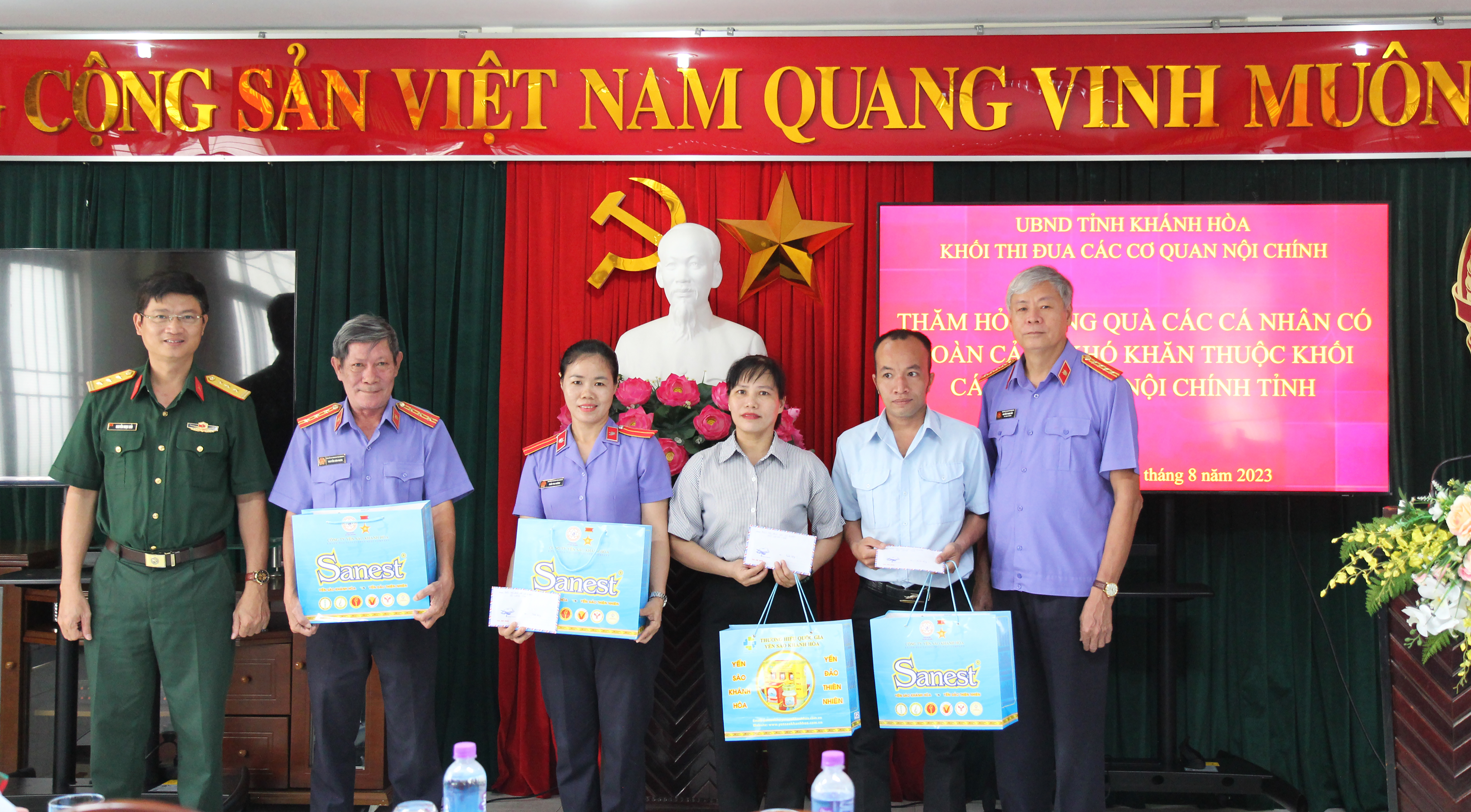 Khối thi đua các cơ quan Nội chính tỉnh Khánh Hòa:: Thăm hỏi, tặng quà 20 công chức, người lao động khó khăn