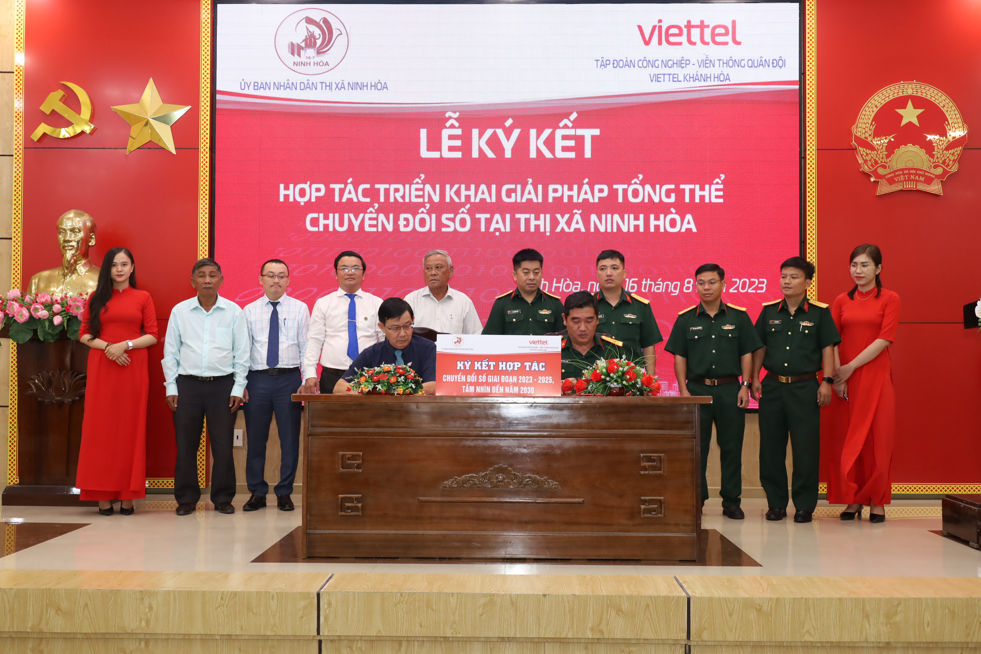 UBND thị xã Ninh Hòa ký kết hợp tác chuyển đổi số với Viettel Khánh Hòa