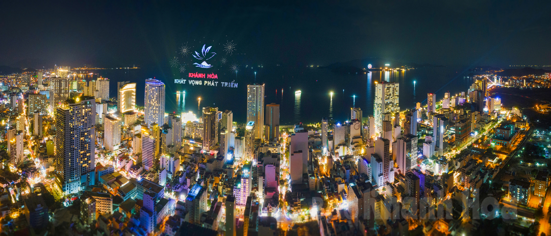 Thành phố Nha Trang trong đêm khai mạc Festival Biển Nha Trang - Khánh Hòa 2023. Ảnh: Hoàng Đại Thạch