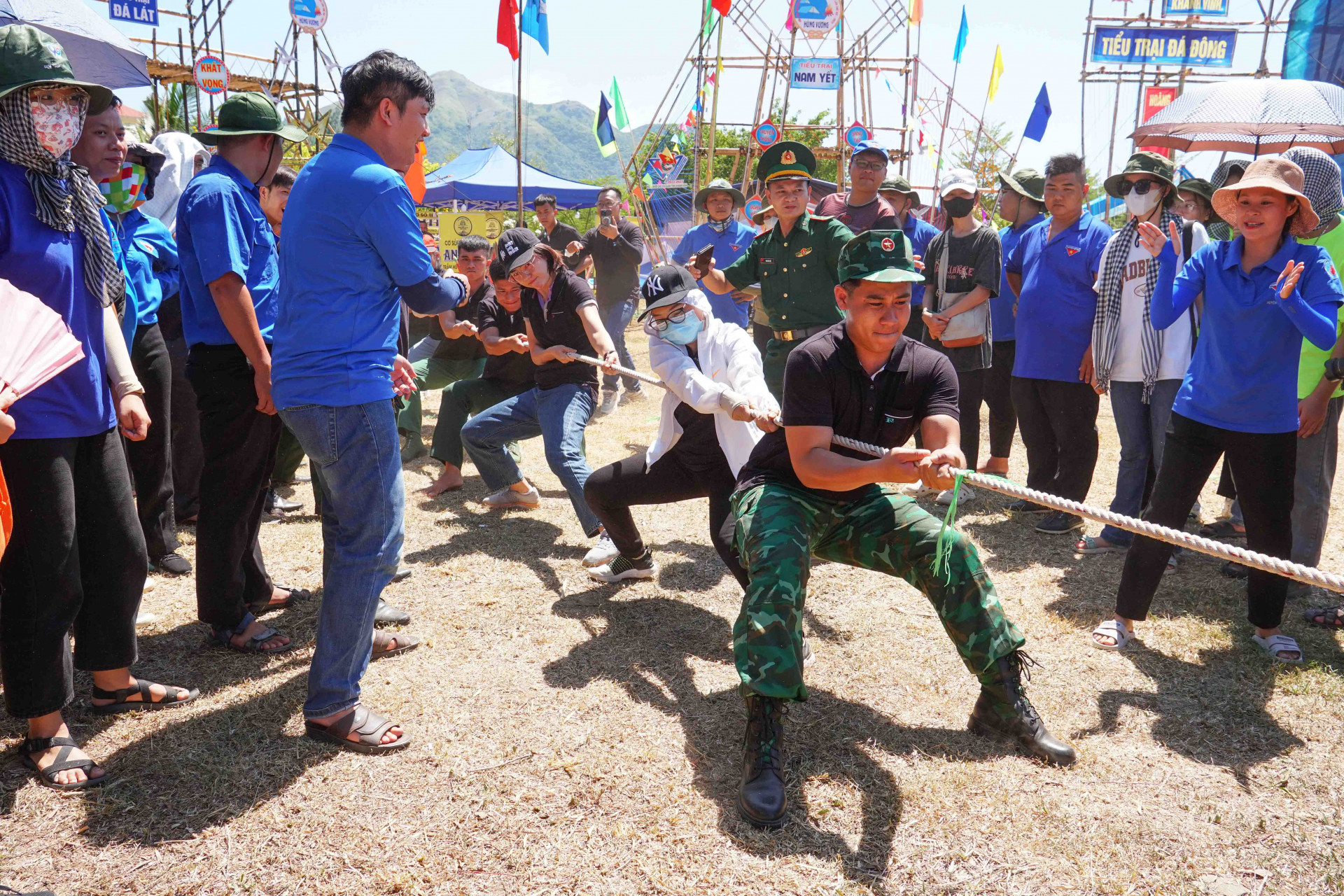 Phần thi kéo co giữa các trại.