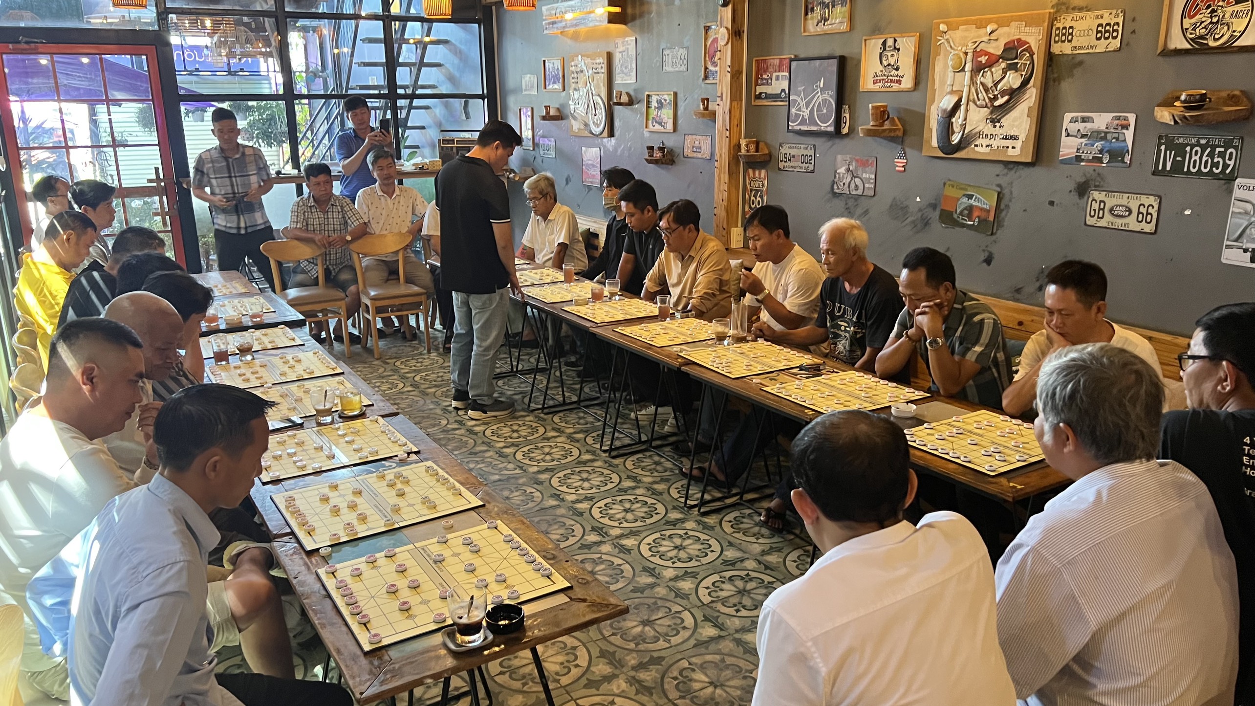 Lại Lý Huynh thì đấu cờ cùng lúc với 16 kỳ thủ Khánh Hòa