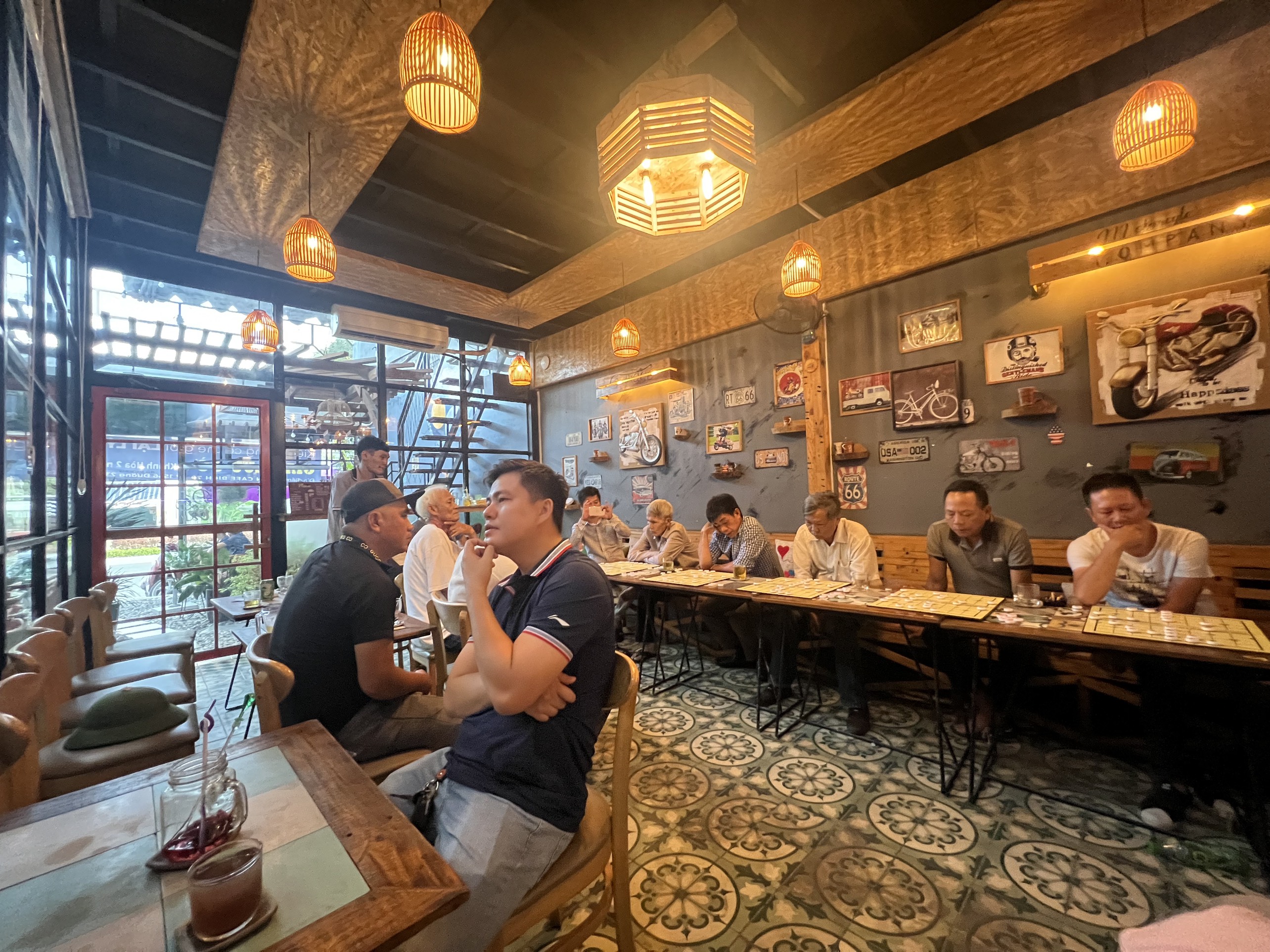 Lại Lý Huynh thi đấu cờ mù với 5 kỳ thủ Khánh Hòa cùng lúc