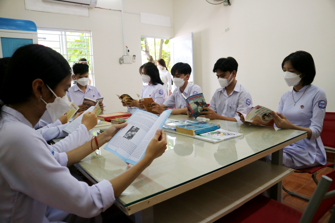 Reading in the reading room of Le Thanh Ton Private High School (Nha Trang City).