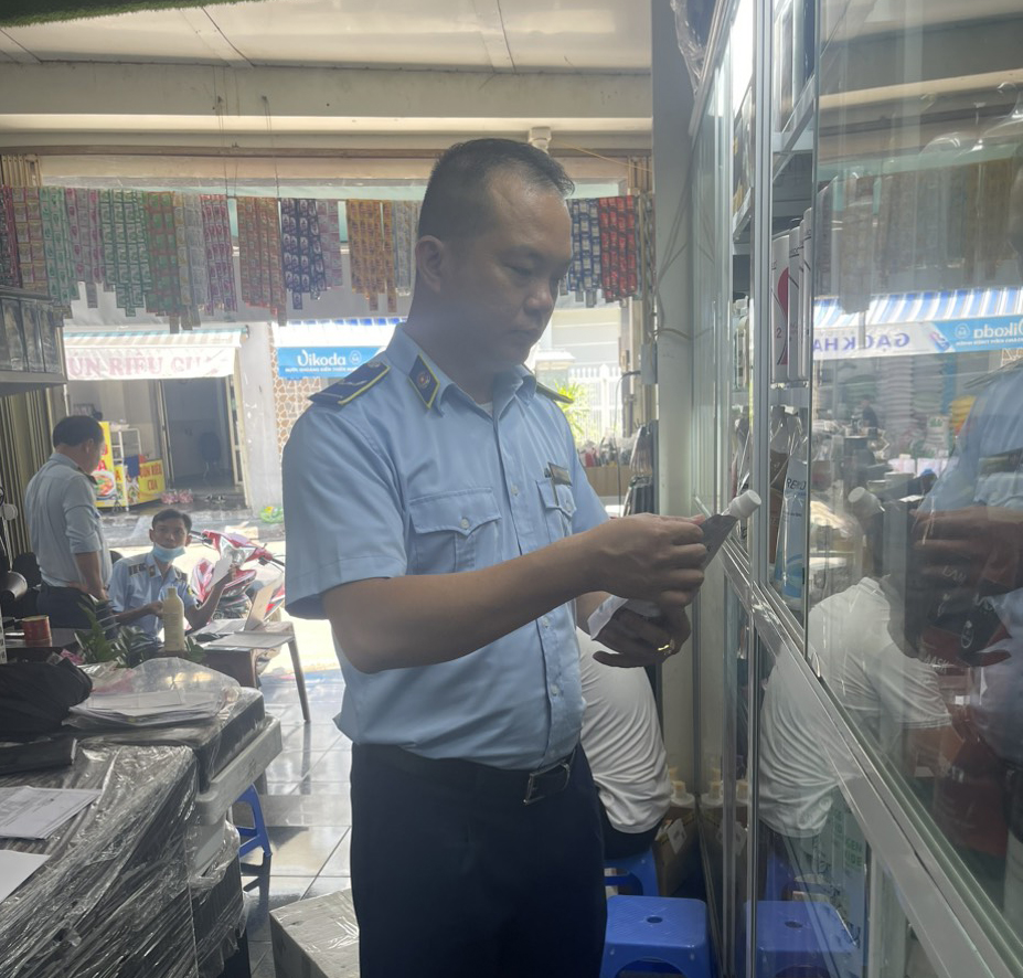 Lực lượng quản lý thị trường kiểm tra sản phẩm tại địa điểm kinh doanh