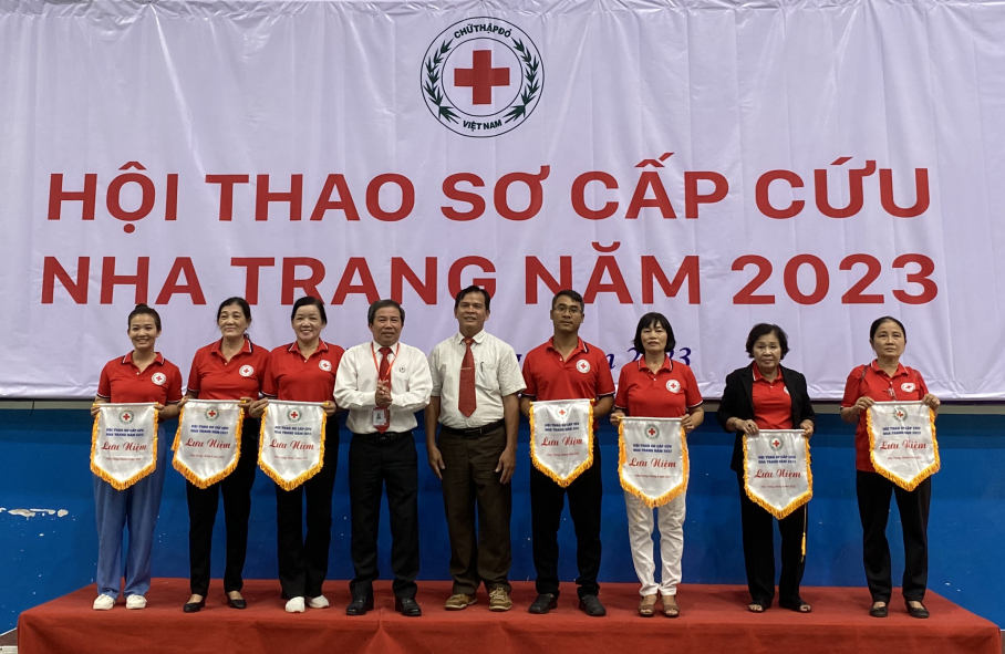 Ban tổ chức trao cờ lưu niệm cho các đơn vị tham gia hội thao