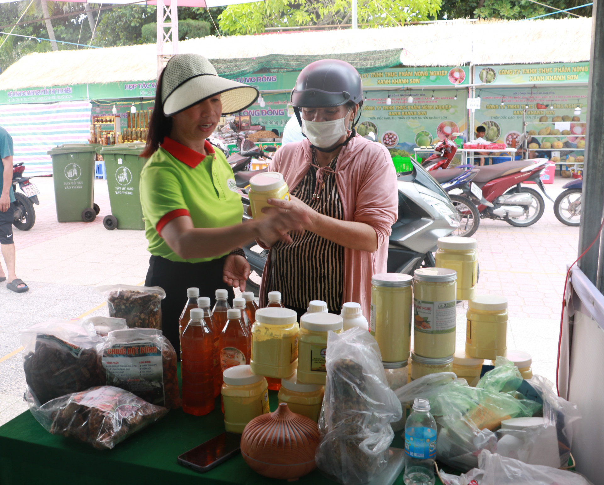 Người dân tìm hiểu sản phẩm tinh bột nghệ tại một gian hàng của tỉnh Gia Lai.