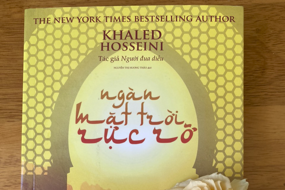 Ngàn mặt trời rực rỡ đằng sau tấm mạng che mặt