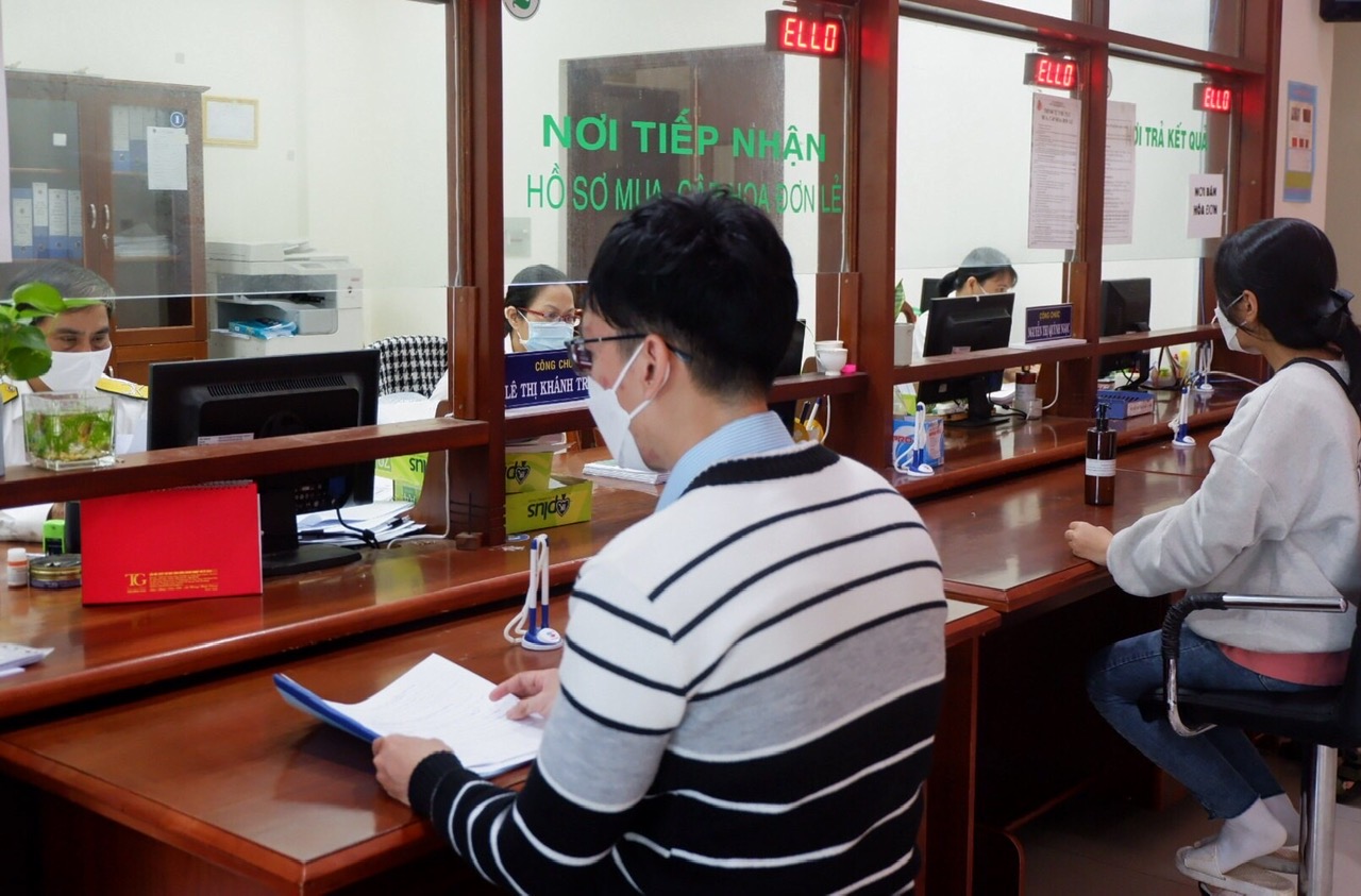 Người dân làm thủ tục hành chính tại bộ phận môt cửa Chi cục Thuế TP. Nha Trang (Ảnh Thiện Tâm)